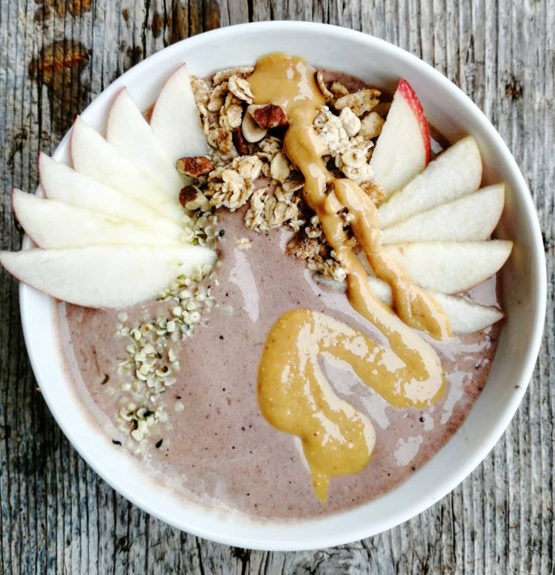 The snow is BACK.. but the smoothie bowls are still going strong 🍫💪
Changing it up from my usual berry bowl for a minty chocolate bowl #yumyum... Only 4 ingredients:
×Frozen banana
×2 tbsp skyr
×splash of coconut milk
×scoop mint chocolate protein powder (if you want to do without protein just add a tbsp cacao with some fresh mint leaves/ few drops mint extract)
>>Add TOPPINGS!! ❤️
#smoothiebowlsforlife