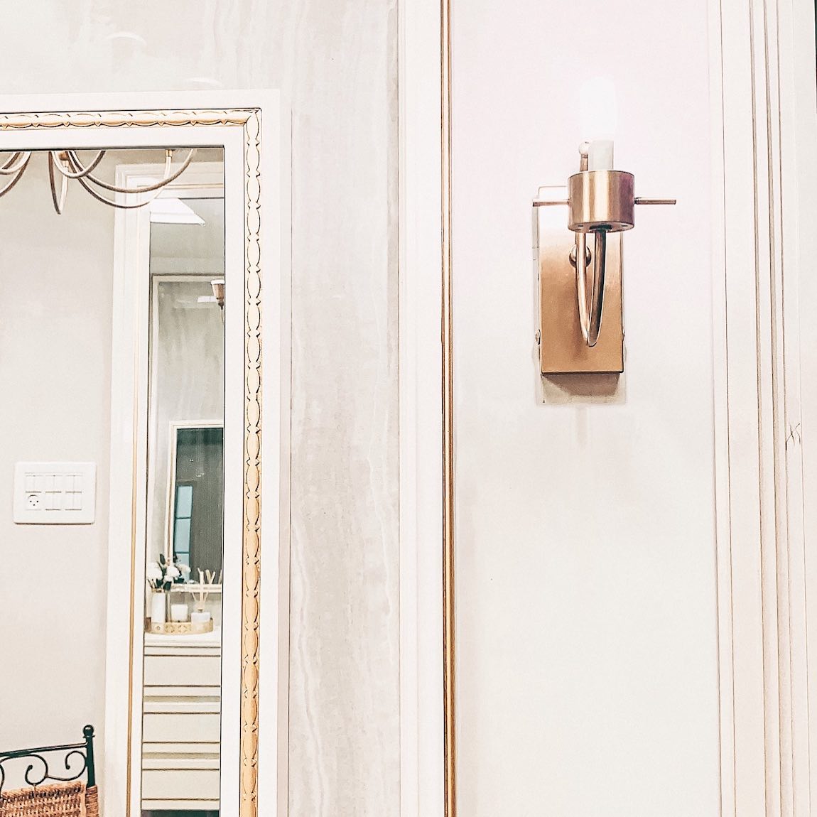 Lighting design is another aspect we take seriously in our design. Here you see a great example of a lighting design we did that go well with the other elements. We choose a wall-mounted light fixture with vertical lines and match its color to the millwork detail.
.
.
.
.
.
#homedecor #light #led #interiordesign #lightingdesignaward #lighting #interior #lights #interiors #homedesign #lightdesign #lightingdesigncompany #lightinginspiration #lightingdesigner #interiordesigner #decor #luxury #modernlighting #architecture #home #lightingdesigndubai #interiorlighting #art #lightingdesignitaly #photography #lightingdesigners #lightingdesignindonesia #design #designer