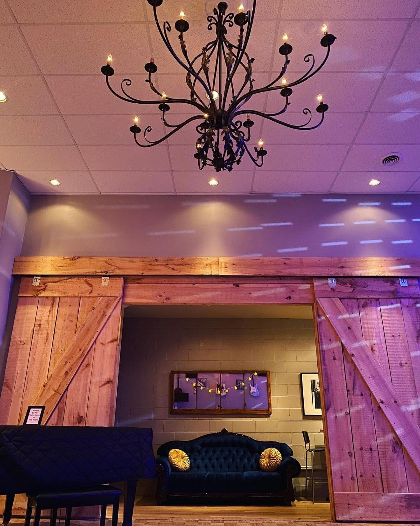 Just had a meeting with @torontomicroweddings Letâs get these events happening again! 30% capacity allowed for wedding/ceremonies.
#weddingstyle #weddingvenue #covidwedding #supportsmallbusiness #vintagebarndoor #vintageclub #privateparty #privatevenue #burlingtonontario #burlont