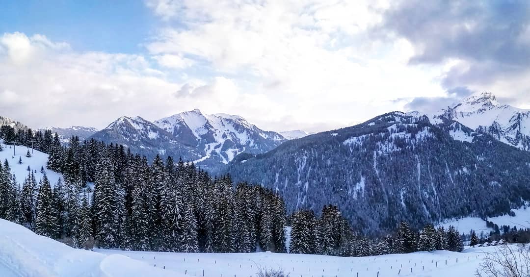 Little walk to the Barbossine lift before curfew. I love the light at this time of day, especially up in Petit Châtel. Sad that we didn't have time to go all the way up to the Moeut.. Such a pretty night 💙 #chatelrocks