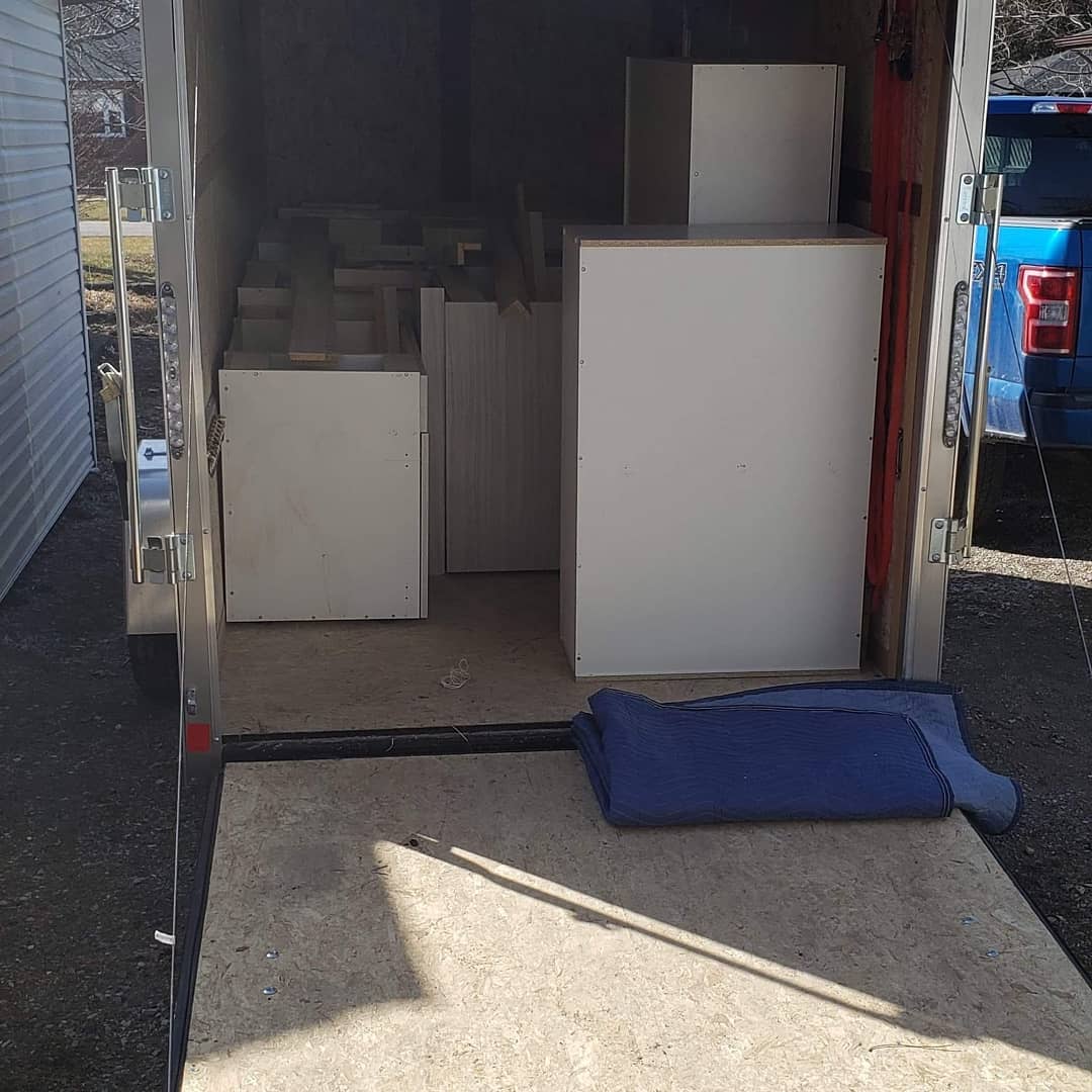 All loaded up for a kitchen and bathroom installation. This goes to show you that playing tetris as a child comes in handy as an adult.
#tetris #fulltrailer #customkitchen #dubescustomcreations