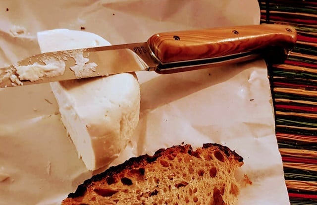 Petit Parisien à l'oeuvre...
(photo envoyée par un stagiaire des ateliers "Fabrique ton couteau")