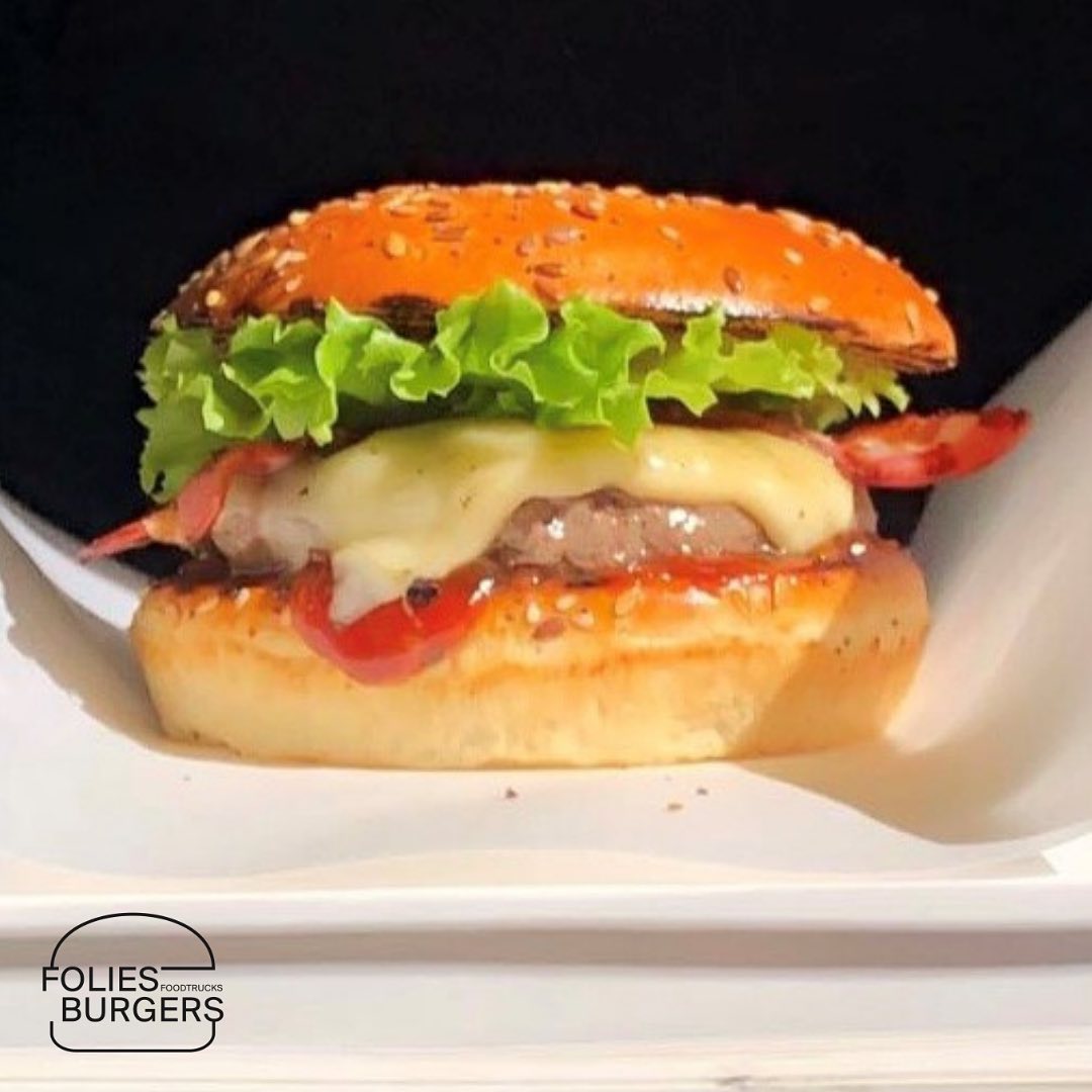 Rien que du local avec une viande de bœuf ultra juteuse et croustillante de Chavornay et un bun moelleux de Cugy livré juste sorti du four 😎
.
.
.
.
#swissmade #vaud #foliesburgers #lausanne #nyon #morges #switzerland🇨🇭 #local #foodporn #spring