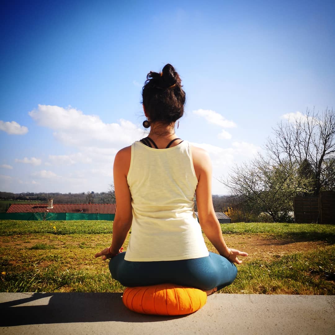 🌄. "Au milieu de l'hiver,
j'ai découvert en moi
un invincible été..." .🌄
Albert Camus.
.
Hier, 108 fois j'ai salué l'hiver et célébré le printemps, le retour à la lumière.☀️
.
Le temps était aussi venu de faire le bilan de cet hiver, involontairement privée de ma vie de partage à travers le Yoga...
Qui s'est progressivement transformé en acceptation,
En volontairement coupée...
De tout.
.
❄️. Dans la somnolence de l'hiver, dans le silence, la pénombre, au ralenti, j'entamais mon hibernation.❄️
.
Plus de cours en ligne, plus de contacts virtuels, plus de réseaux juste le minimum, etc...
.
Et quel cadeau je me suis fait !
En fermant la porte, d'autres se sont ouvertes.
Différentes, déstabilisantes, inattendues, vibrantes et surtout sans force...
.
Bonjour printemps,
bonjour renouveau ☀️
.
Au revoir hiver et merci 😉🙏🏼❄️
.
Très beau printemps à tous 🌺
.
✨...Soon...✨
.
...
..
.
#printemps #spring #primavera #light #lumiere #luz #nature #naturaleza #renaissance #rebirth #renacimiento #yoga #108 #108saludosalsol #108sunsalutations #108salutations #spiritualité #espiritualidad #spirituality #yogavibes #yogalife #yogi #wildwoman #wildlife