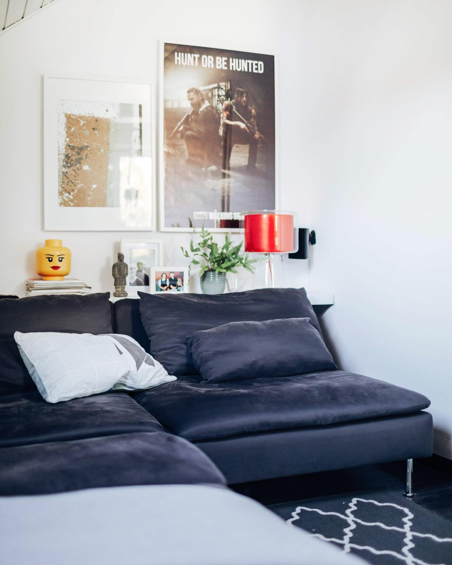 Auch wenn man in einem Haus lebt, kann das Wohnzimmer unters Dach:)
Homestory für @artischocke_
Bildstrecke für Living4Media
.
.
.
#homeofficedecor
#homestory
#loveyourhome
#interiordesigntrends
#interior
#corporate
#corporatephotography
#piasimonphotography
#homeofficedesign
#fuckcorona
#interiordesign
#ınstagood
#lovemyjob
#designoffice