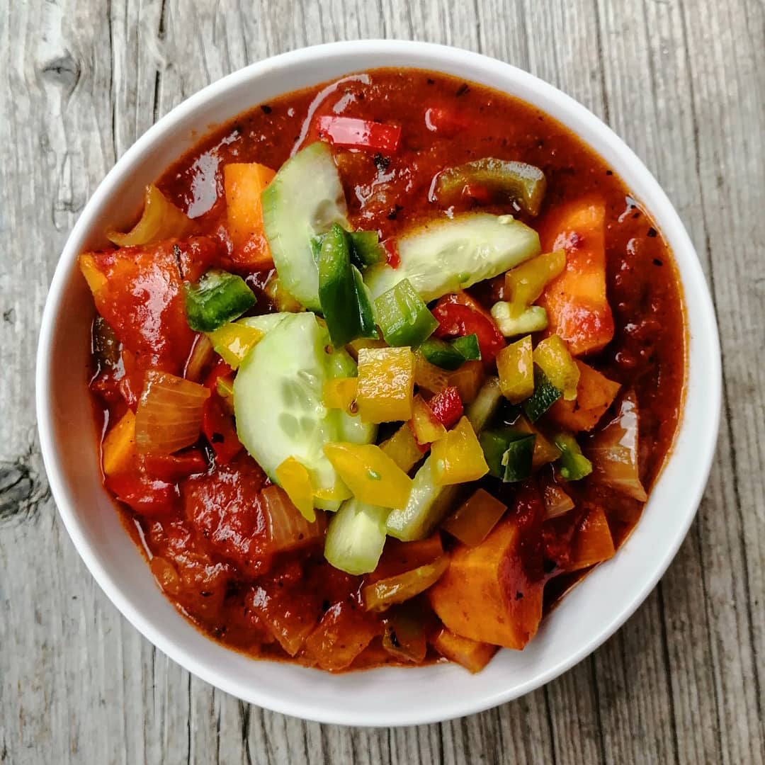 Mango, Sweet Potato & Red Pepper Curry 👌❤️ with some coconut naan = YUM!
I love a fruity curry when it starts to get a bit warmer outside, makes a nice change to the creamy winter warmers. A chef i used to work with liked to put bananas in his curries.. Sounds so weird but actually it was amazing 🍌🍌
What is your favourite curry? Do you have any weird ingredients that you like to add? #currynight