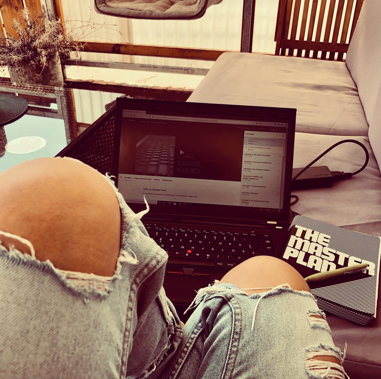 Homeschooling für die Große während die kleine Ferien macht... 💚☀️ #fckcorona #homeoffice #sonnegenießen #lernen #udemy