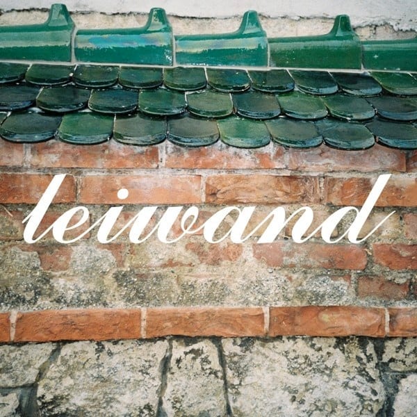 Leiwand ist eine hohe Auszeichnung. Wenn etwas leiwand ist, dann ist es super, großartig, außergewöhnlich, oder einfach nur angenehm. Wir könnten jetzt behaupten, dass es irgendetwas mit Leinwand und derem hohen Wert im Mittelalter zu tun hätte, aber das ist uns zu einfach. Viel besser gefällt uns die Erklärung, dass das Wiener Bürgerspital 1432 die Lizenz zum Bierbrauen erhielt, und zusätzlich zum Leinwandverkauf auch Bier ausschenkte. Das sogenannte Leinwandbier dürfte ziemlich gut angekommen sein, und so wurde leiwand als Gütesiegel für alles etabliert. Bier und leiwand? Klingt total plausibel.
#wienergold #bussibaba #oida #leiwand #leinwandbier #talklikemundl #wien #vienna #wienerisch #wienliebe #wienerwortschatz #wienistanders #wortschätze #wieneralltag