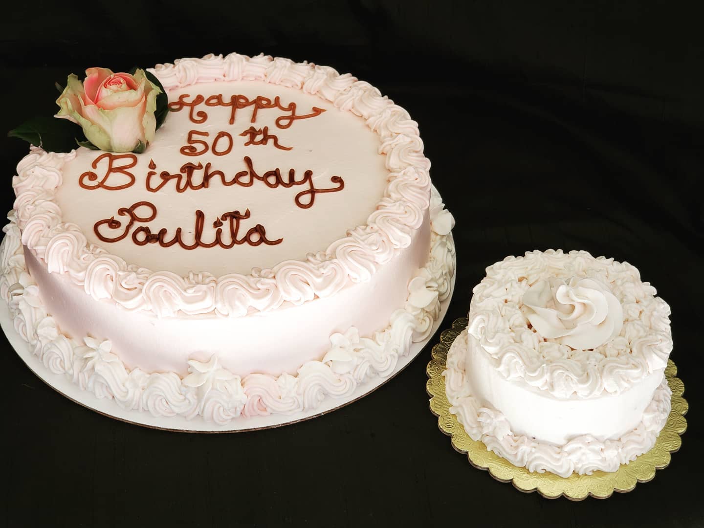 Beautiful floral cakes with its mini me #passionpastry #cake #flower #minime