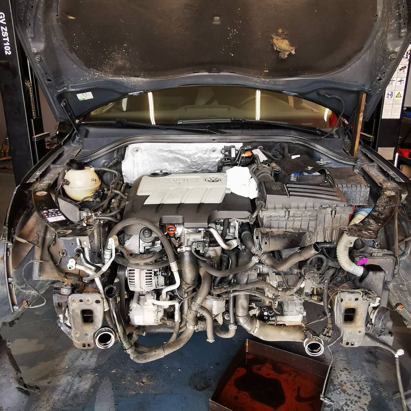 VW Tiguan 🤷♂️
.
#vw #tiguan #diesel #tdi #look #work #job #4motion #repair #oil #concern #czechrepublic #czech #tattoboy #instagram #instagood #instaphoto #corona #mechanik #prace #brnoslatina #audi @mara_rrs