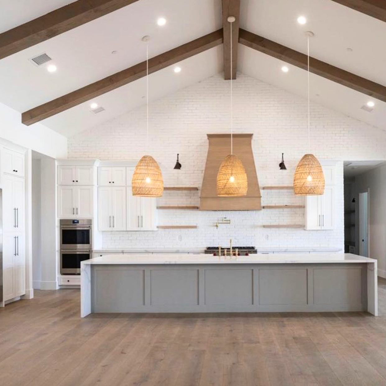 Love how this kitchen turned out! Great job @amyjacobdesign with all the beautiful design elements!