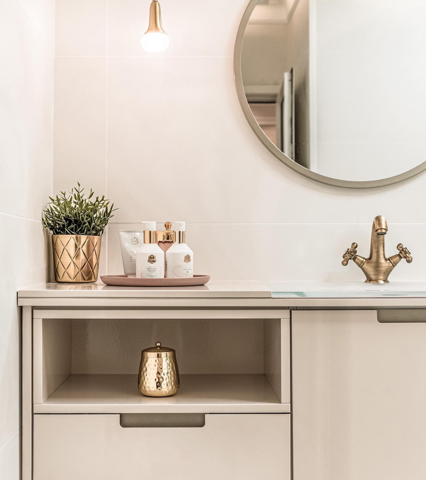 Our new custom made bathroom vanity design.
.
.
.
.
.
#vanitymirror #design #makeupmirror #vanityplates #fashion #vanitymirrorterengganu #vanitydecor #lipstickstorage #bathroomremodel #vanitycase #interior #vanitytable #bathroomdesign #interiordesign #vanitydesk #vanitystorage #vanitygoals #vanities #bathroom #vanityorganizer #vanitydesign #vanityroom #love #beauty #vanityunit #makeupstorage #beautyroom #homedecor #vanitymakeup