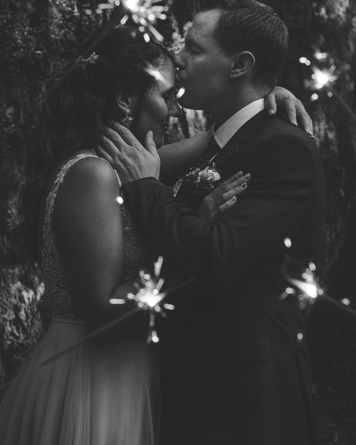 Wer mag Wunderkerzen ✨
Schwarz/weiss oder doch eher farbe?
👰 @samaguas
🤵 @swenthomet
💒 @blausee.ch
💄 @isabelle.hair.and.makeup
💐 @blumenwelt_taeuffelen
#minaartphotography #fujixt3 #wedding #hochzeit #hochzeitsfotografinbern #hochzeitsfotografie #blausee #hochzeitamblausee #coronahochzeit #farbigeshochzeitskleid #xxäöä