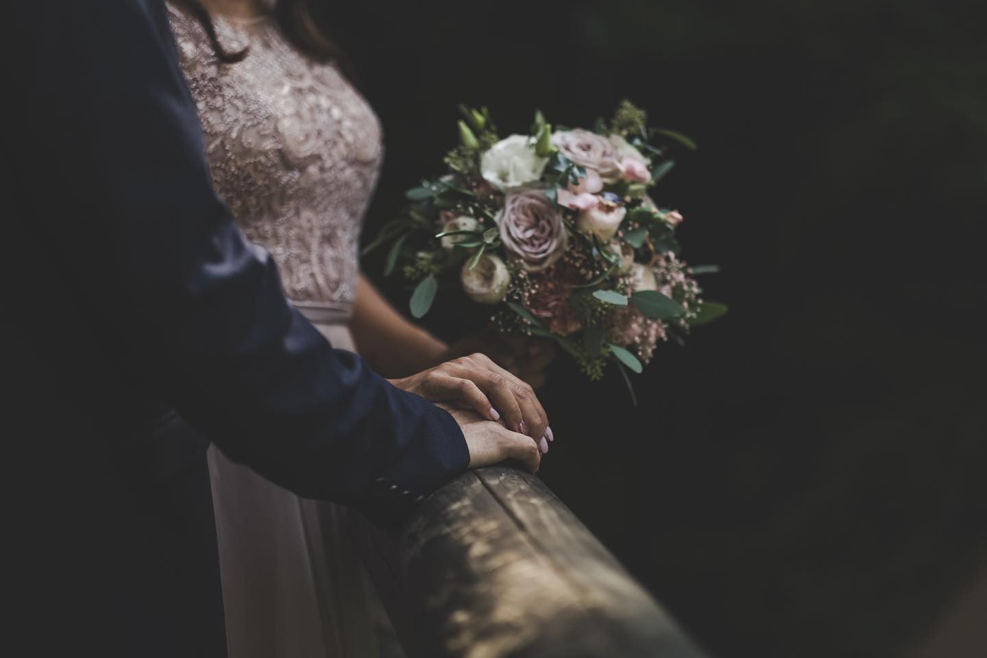 Eine liebe Fotografenkollegin bezeichnete meine Bilder einmal liebevoll und romantisch, während ihre eher dramatisch seien.
Auch wenn meine Motive sicher eher romatischer Natur sind, so würde ich meinen Bildstil bzw die Farbgebung auch eher als dramatisch bezeichnen. Ich suche lieber schönes Licht mit interessanten Schatten, als tolle Hintergründe. Eben kontrastreiche eher dramatische Lichtsituationen, als sehr weiches und helles Licht ohne Schatten.
Was meint ihr?
Swipe für das ähnliche Bild in schwarz/weiss
👰 @samaguas
🤵 @swenthomet
💒 @blausee.ch
💄 @isabelle.hair.and.makeup
💐 @blumenwelt_taeuffelen
#minaartphotography #fujixt3 #wedding #hochzeit #hochzeitsfotografinbern #hochzeitsfotografie #blausee #hochzeitamblausee #coronahochzeit #farbigeshochzeitskleid #xxäöä