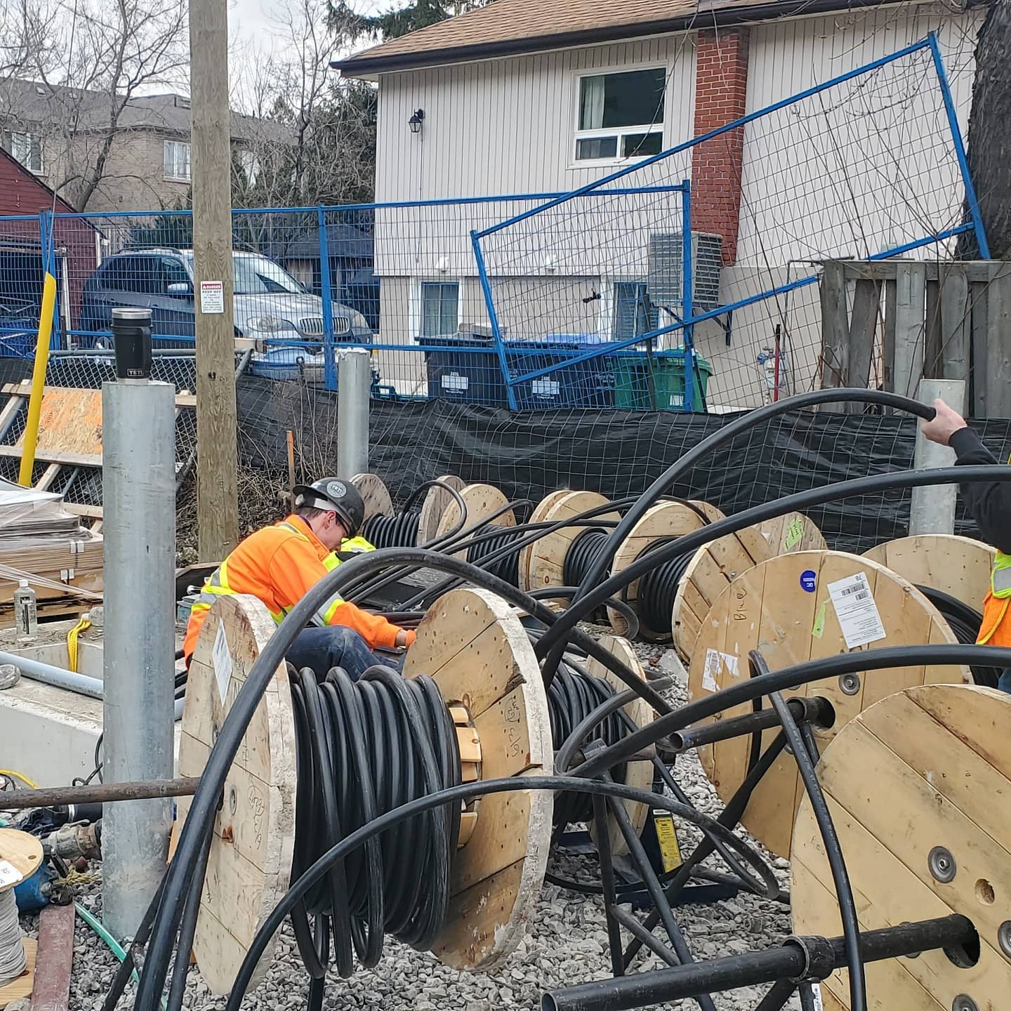 4 parallel runs of 4 x 750mcm RWU90 AL, 1 broken rope and long day for all. Main service is pulled and transformer is landed.
#THEBOLDGROUP #electrical #electricianlife #electriciansofinstagram #takeprideinyourwork #transformer #wirepull #tugger #greenlee