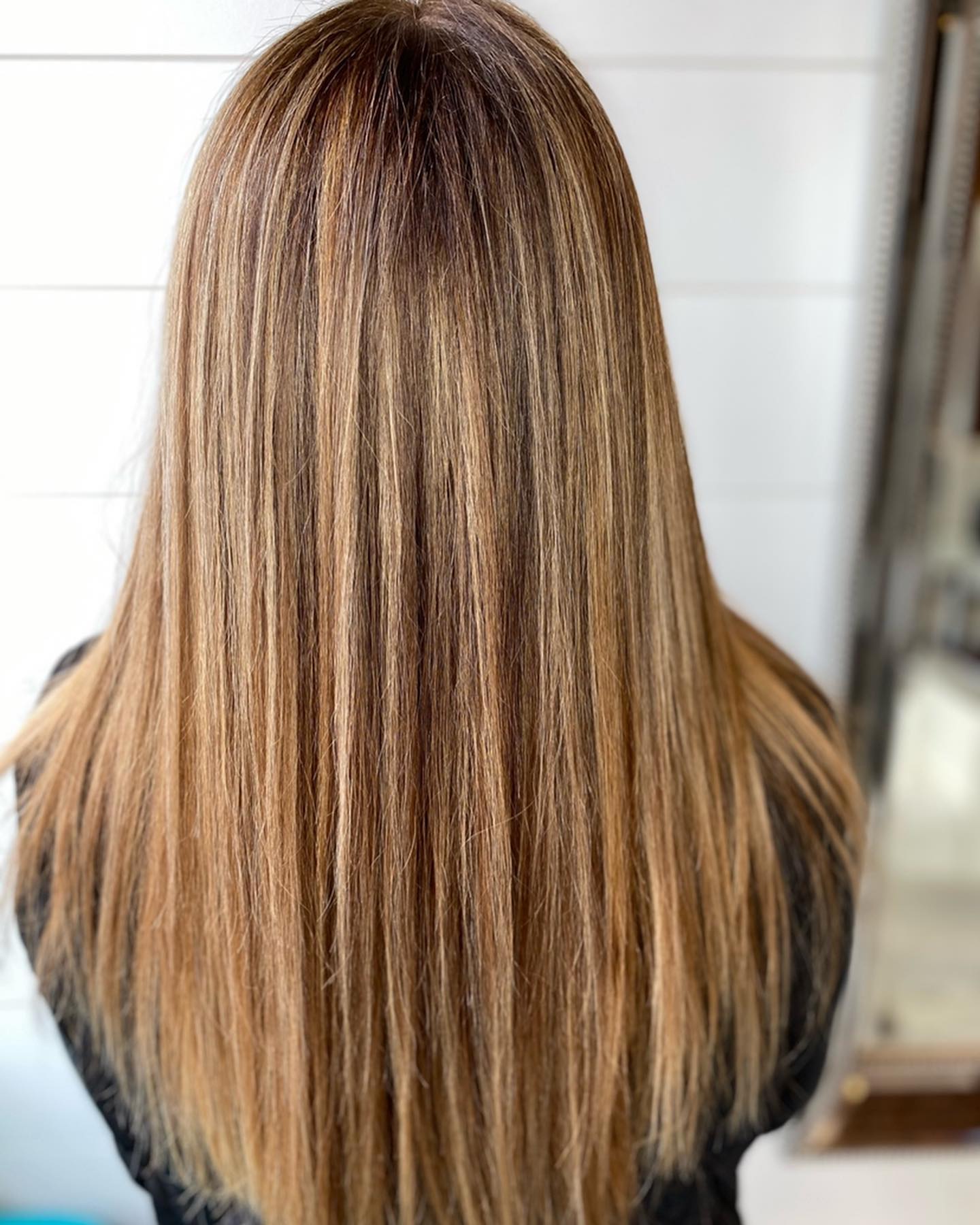 🤩 Highlights and lowlights are a great way to add beautiful and natural looking dimension to your color. And as always we love to seal it with a gloss to give it that amazing S H I N E
work by Hayley ✨
#wella #wellahair #wellaprofessional #wellacolor #wellalife #highlights #lowlights #hairgoals #dimensionalcolor