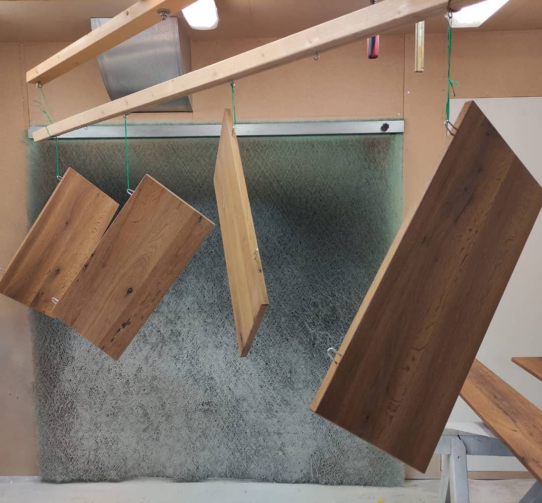 Badkamermeubel van massief eiken in de maak. De eerste matlaklaag zit er op.
#badkamermeubel #meubelsopmaat #snijdthout #houtenmeubels #greenpaints