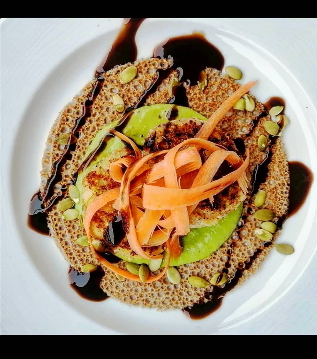 Buckwheat galette // served with pea puree, citrus fish-cakes, carrot ribbons, toasted pumpkin seeds & cheeky balsamic drizzzzzle. #yumyum
I have been so obsessed with galettes recently 😍 brings me back to one of my favourite holidays with my family in Brittany. Feels like forever ago now! I think I ate a galette at least once every day when I was there 😂 I can't wait to be able to travel again and try different foods in new places. Who else can't wait to travel again? ✈️