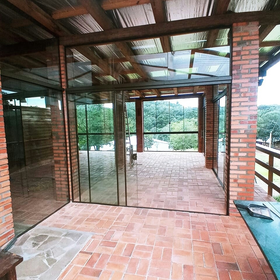 O fechamento de varandas contribui para criar um ambiente ainda mais confortável e que pode ser utilizado em todas épocas do ano pois, o mesmo impede a entrada de vento, chuvas, poeira e sujeira.
#fechamentoemvidro
#varandasmodernas
#vitraljacutinga