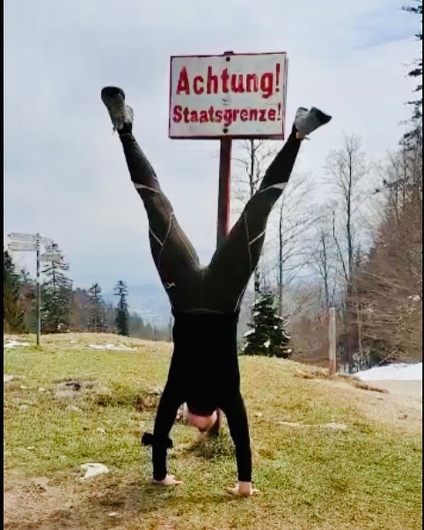 Es gibt derzeit so viele Grenzen die uns vorher grenzenlos erschienen.... #grenzenlos #handstandfun #handstand #fckcorona #hirnauslüften #genervtvoncorona #sadness