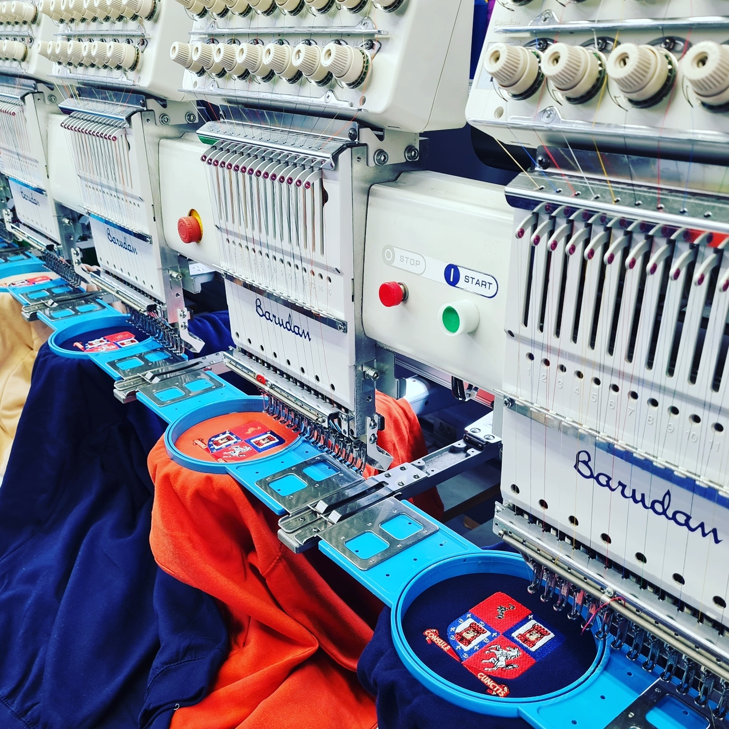 A look behind the scenes at our amazing embroidery department this afternoon 👌😁
Looking to create your perfect leavers hoodies? www.leaverswear.com
.
#leavers2021 #leavershoodies #pta #year11 #schoolleavershoodies #schoolhoodies #schooluniform #colourful #eyecatching #classof21 #hoodies #sussex #hoodieseason