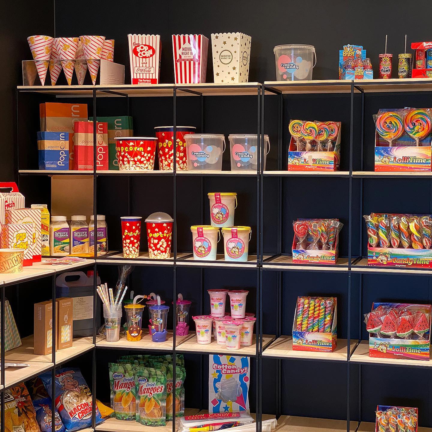 Våre bestselgere 😍 På tide å fylle opp kiosken? 🍿🍭
#vår #popcorn #snacks #sukkerspinn #candyapples #slush #pinnevaffel #popcorncompagniet