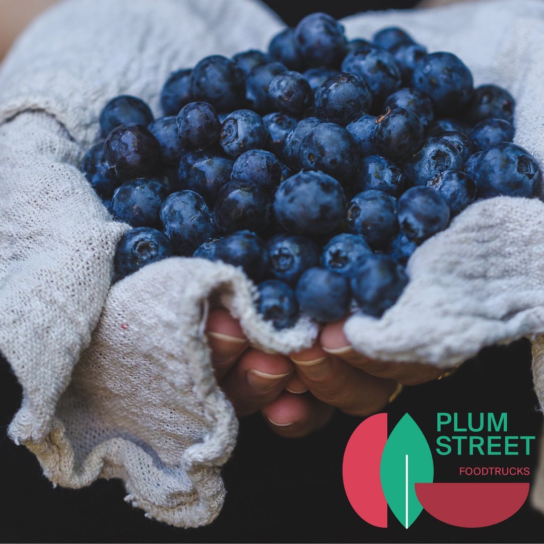 #plumstreetch
Bientôt deux mois que nous avons lancé notre nouveau projet. Et enfin nous vous le faisons partager !
Merci pour vos super retours et encouragements 📣 🙏
Plumstreet, c’est une cuisine légère, de saison et des options Vegan. Au menu : poké bowls, buddha bowls, avo toast, smoothies et bien plus encore 🌱
Nous conservons nos emplacements habituels les lundis et les mardis avec Plum Street et le reste de la semaine avec Folies Burgers, avant la mise en service de notre deuxième foodtruck. 🤩🌱☀️
Plus d’infos en bio sur Plumstreet.ch
Des produits de saison, des recettes maison ...... et autre point commun un logo designed by @naomigallay @l_admp