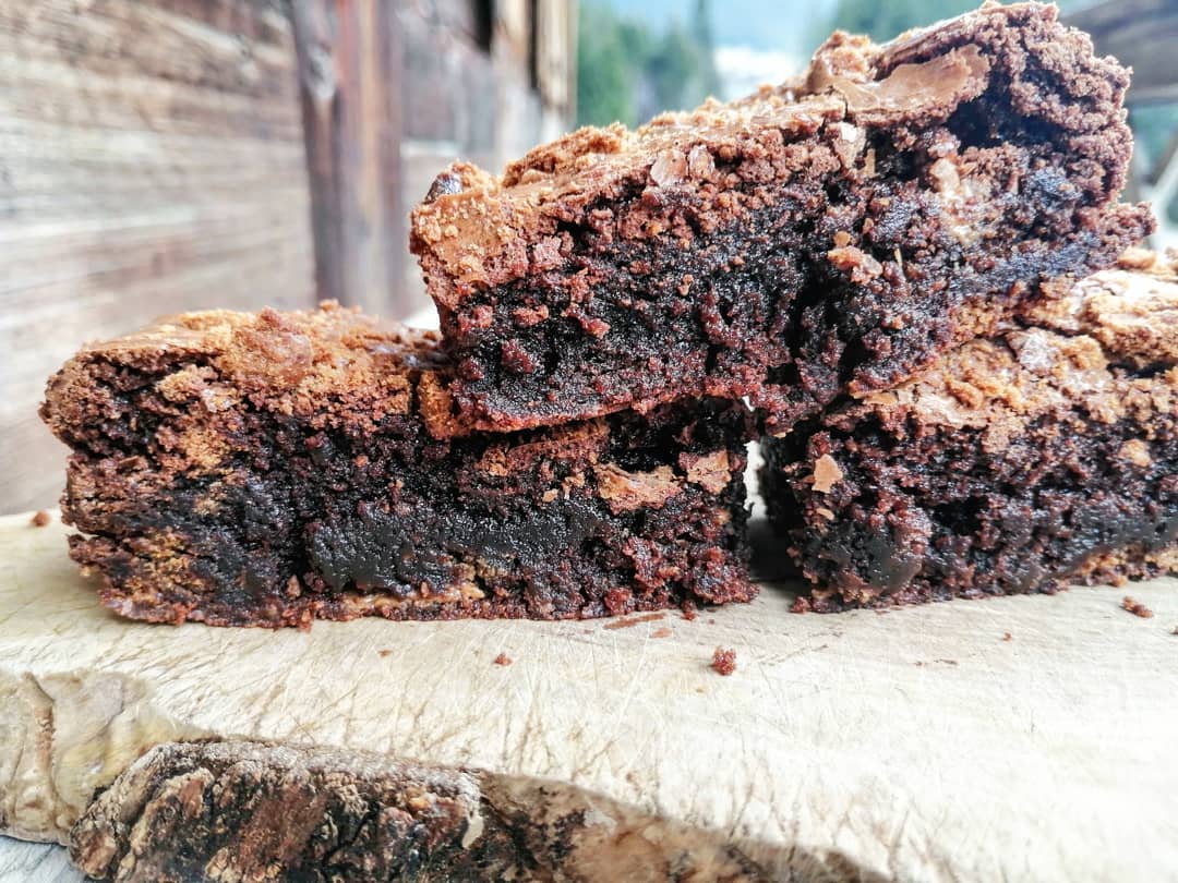 Speculoos Swirl Brownies ... My favourite recipe for brownies. Crunchy on the outside and squishy on the inside ❤️👌 and you can mix it up with nutella, peanut butter or any spread that is your favourite. Maybe raspberry jam could be a winning combination too. What is your favourite brownies?? 🍫😎
#chocolatelife #treatyourself