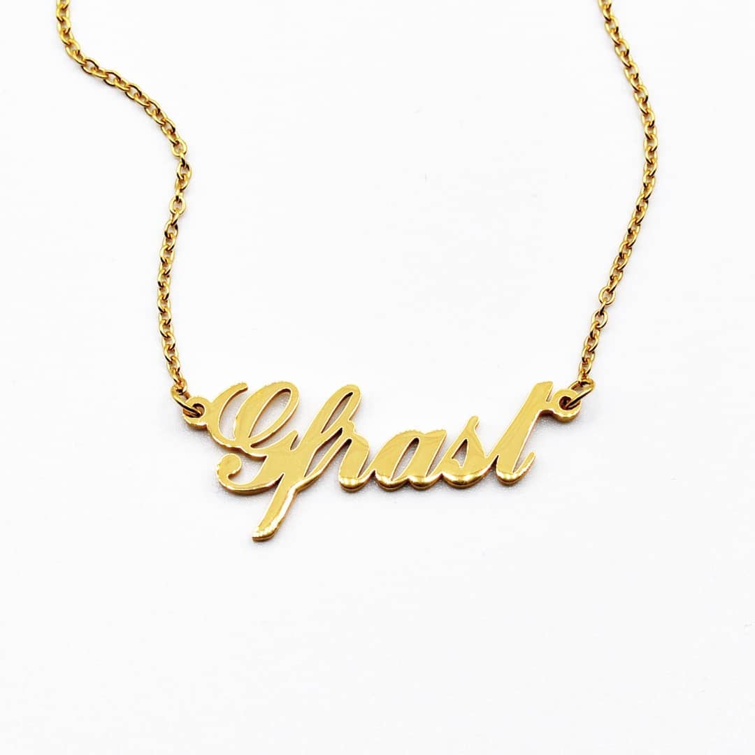 Woher das Wort Gfrast kommt, ist nicht leicht zu eruieren. Jedoch lässt sich das Wort aus den mittelhochdeutschen „gevraeze“ herleiten, was soviel wie Fresserei bedeutet. Daher klingt es plausibel, dass ein Gfrast ein Kind ist, das schon wieder was "ausgfressen" hat. Bezeichnet werden damit oft schlimme, freche Kinder und Jugendliche, meist gar nicht so böse gemeint. Gfrast ist jemand der gleichzeitig schlau und schlimm ist. Auch Erwachsene können Gfrasta sein, dann ist es eher als Synonym für Kleinkriminelle und Schlitzohren zu verstehen, womöglich auch mit anerkennendem Unterton. Wie so oft, je nach Kontext ein recht wandelbares Wort, das Gfrast.
#wienergold #bussibaba #oida #gfrast #talklikemundl #wien #vienna #wienerisch #wienliebe #wienerwortschatz #wienistanders #wortschätze #wieneralltag