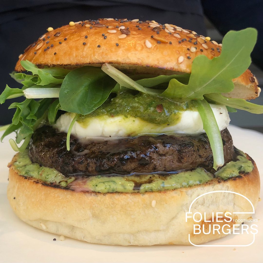 #chimichurri 🇦🇷 ☀️ #burgerdumois 📣
.
.
.
Notre burger du mois arrive sur tous nos emplacements à partir de la semaine prochaine ! 💥
Sauce Chimichurri maison, oignon rouge, Mozzarella di Bufala, Crème balsamique et jeunes pousses 😊
.
.
.
#burgers #local #swissmade🇨🇭 #chumichurri #foodporn #foliesburgers #vaud #foodtrucks