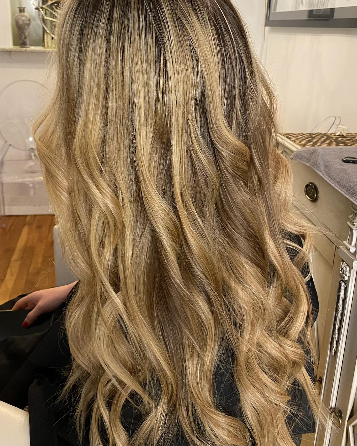 Does your halo hair extension not fit? Not match? Not blend? Too thick, too heavy, too straight?Custom-made halos solves these issues and more! Top quality hair blended to match perfectly. Contact through bio to schedule a complementary consultation. #halohairextensions, #halohairextensionsnyc, #customhaloextensions, #newyorkhairextensions, #hairextensionsnyc, #hairextensionist, #hairextensionsalon, #besthairextensions, #handtiedhairextension