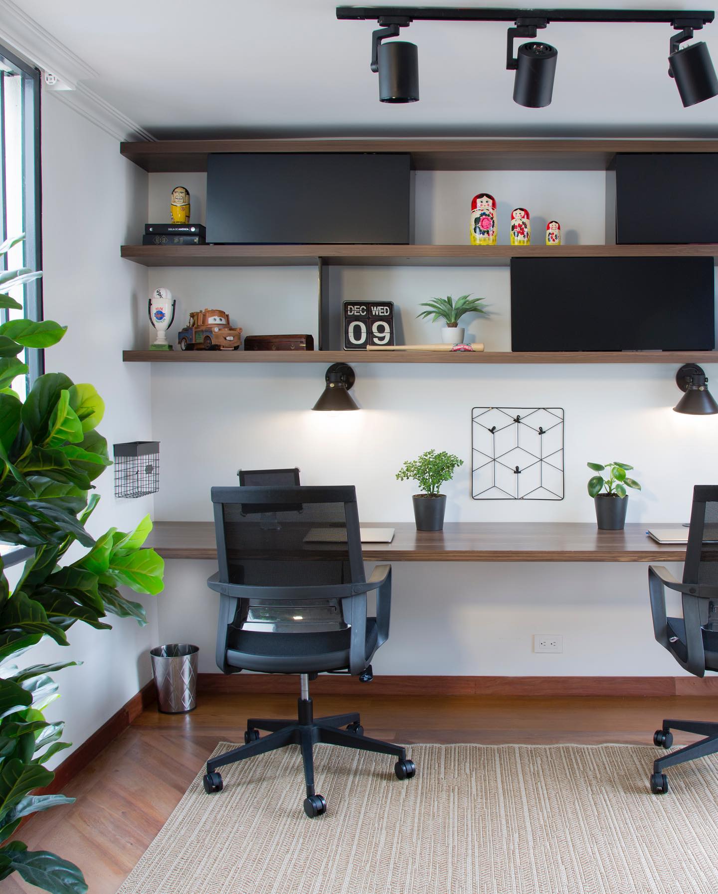 Home office for two? ☝🏼☝🏼A “must” nowadays! Check the before and after (so much fun!)
~
Oficina para dos en casa? Algo “obligatorio” hoy en día! Pásate por el antes y después (un proyecto fue muy chévere!).
#pampeliskadesign #homeofficedesign #myofficetoday #homeofficerenovation #oficinaencasa #oficinaencasaideas #mioficina