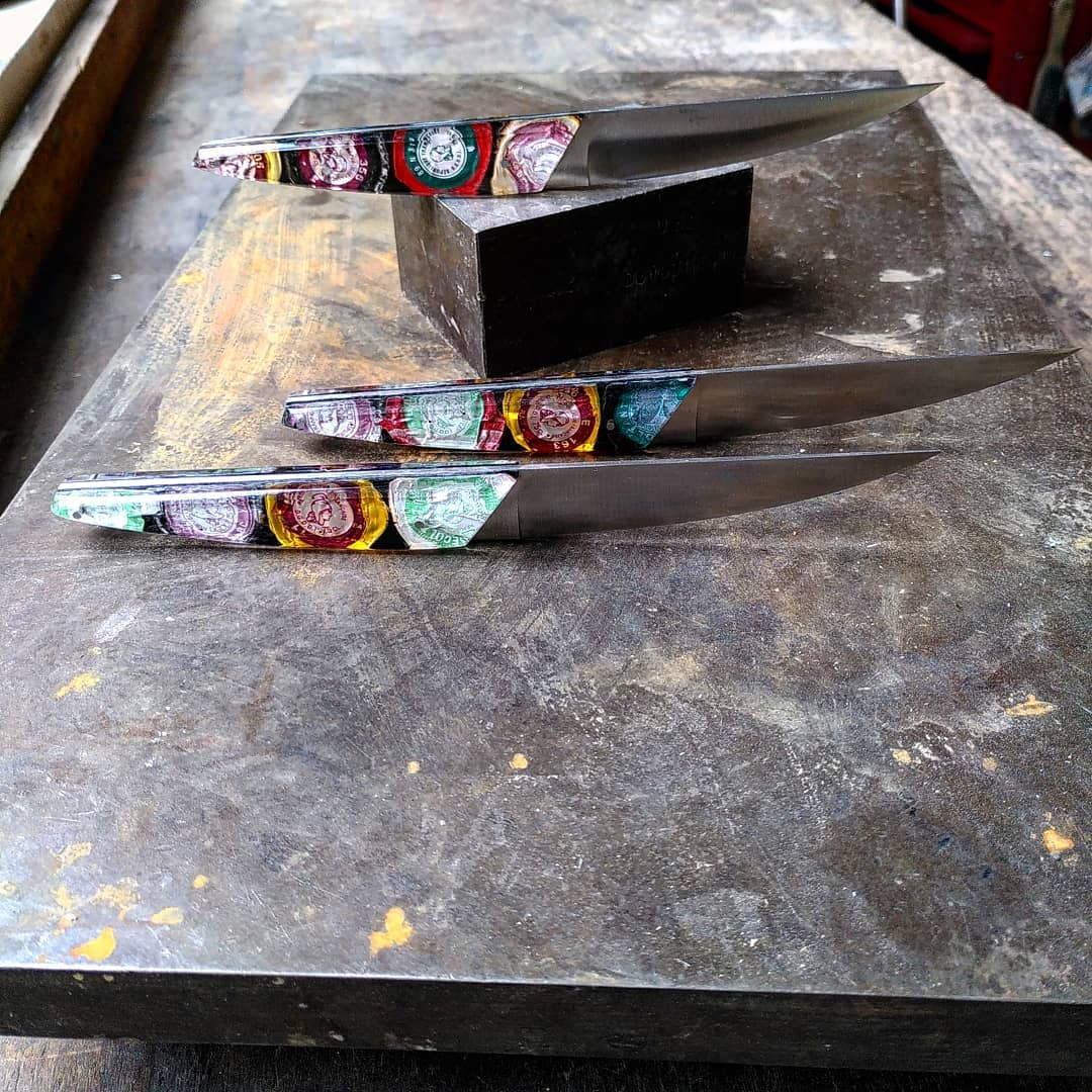 Trio de couteaux de table Demi-lune, manches Capsules de vins.
🍷🍷Festif !🍷🍷