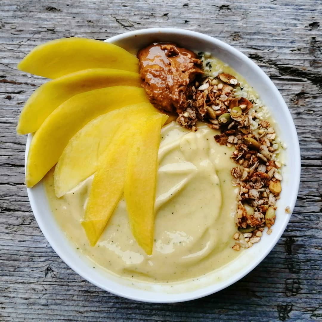 The sun may not be shining in the sky (please come back sunshine 🙏☀️) but at least it is shining in my brekkie bowl!
Spiced Mango Smoothie Bowl is a winner if you want something summery...
Frozen Mango | Frozen Banana | Frozen Courgette | Fresh Ginger | Fresh Turmeric | Maca Powder | Skyr | Oat Milk >> BLEND.
+ Favourite toppings 😍 #smoothiebowlsforlife #winning