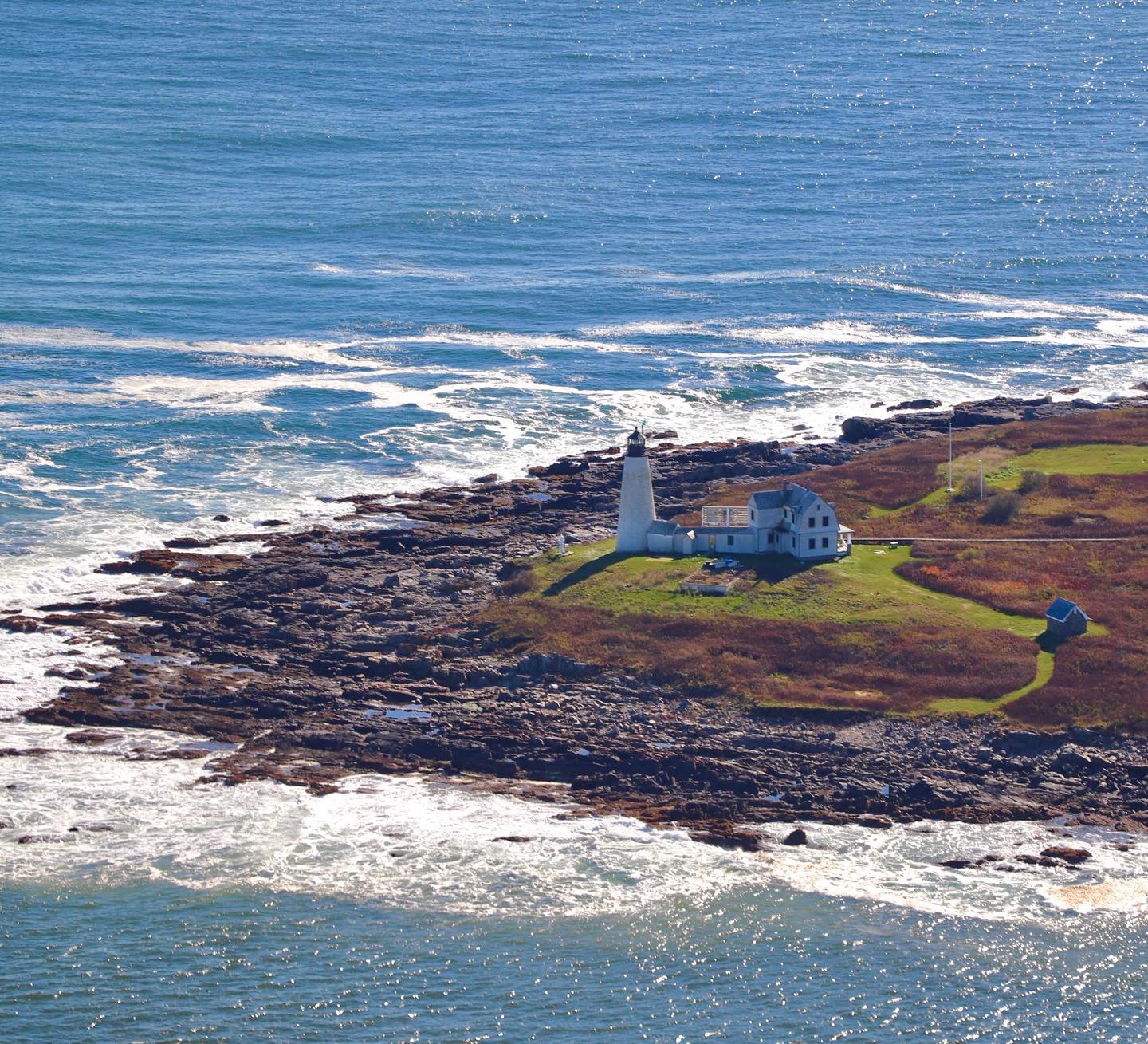 Wood Island Light standing guard💂♀️ marking the entryway to the Saco River in Southern Maine📍
#woodislandlighthouse #mainelighthouse #uslighthousesociety #sacoriver #aerialphotographer #mainecoastline #boldcoast