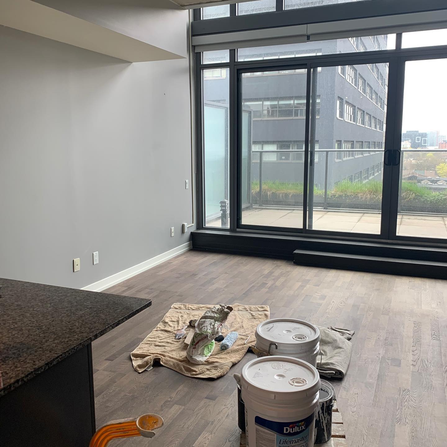 Painting of a condo in downtown Toronto. Changing the colour to OC-65.Swipe➡️ to see before/ after.
.
.
.
.
.
#painting #paintlife #construction #downtowntoronto #toronto #plaster #benjaminmoore #duluxpaint #ppgpaint #condopainting