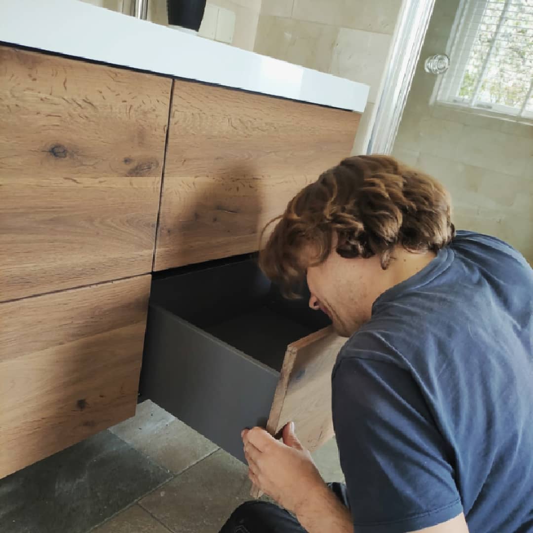 Vandaag een badkamermeubel aan het plaatsen van #teewood. Het eikenhout is gestoomd zonder chemicaliën. Hierdoor krijgt het hout een warmere kleur en wordt het sterker. Met de fluweellak #samteffect afwerking heeft het hout een natuurlijke uitstraling.
#greenpaints #badkamermeubel #houtenmeubels #meubelsopmaat #snijdthout #natuurlijkeinrichting #stijlvollemeubels