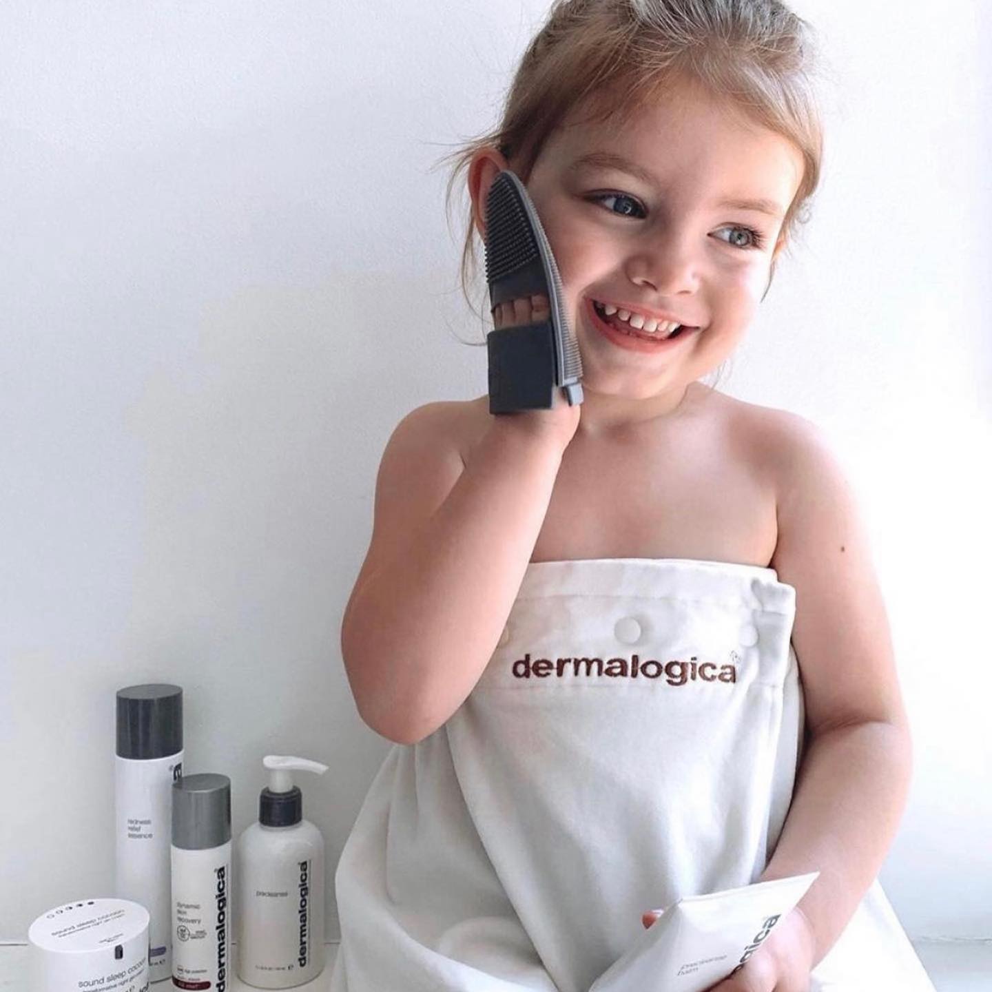 Goeiemorgen!
Ken jij Dermalogica al en weet je waarom Beauty by Eline specifiek voor dit merk heeft gekozen?
Naast het feit dat de producten huidverbeterend werken, kunnen ze door iedereen worden gebruikt, dankzij deze voordelen:
🌺 Parfumvrij
Alle samengestelde formules zijn vrij van synthetische geur- en kleurstoffen (parfumvrij), minerale oliën, lanoline en S.D. alcohol.
🌿 Vegan
99% van de producten zijn vegan! (op de Skin Perfect Primer SPF30 na).
🥖 Glutenvrij
Alle Dermalogica formules zijn glutenvrij en kunnen worden gebruikt door mensen die glutenintolerant zijn en coeliakie hebben.
🧪 Parabeenvrij
De producten zijn zodanig geherformuleerd om deze allemaal parabeenvrij te maken.
🐇 Dierproefvrij
Dermalogica heeft een dierproefvrije geschiedenis en wordt daarmee officieel erkend door PETA en Leaping Bunny als dierproefvrije organisatie.
Kom en ervaar het zelf tijdens een heerlijk ontspannende gelaatsverzorging of plan een facefit in om een skincare routine op maat van jouw huid te laten samenstellen.