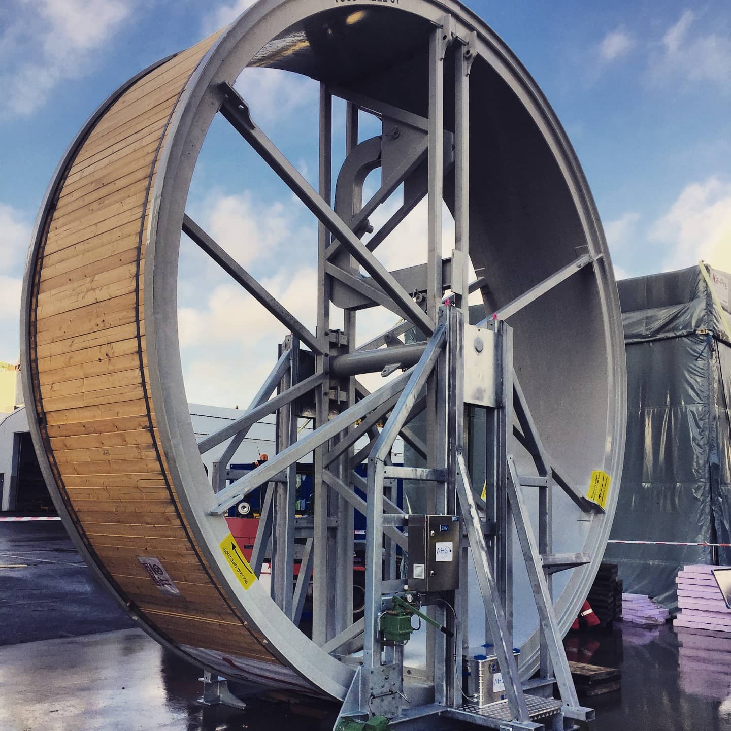 25-ton Spooling Stand for Nexans delivered in 2016.
- Cost efficient
- Quick assembly on site
- Easy to store
- Customizable to customer's specification
- Transportable by truck
- Dynamic back-tension
Also shown: 85-ton version from 2020
