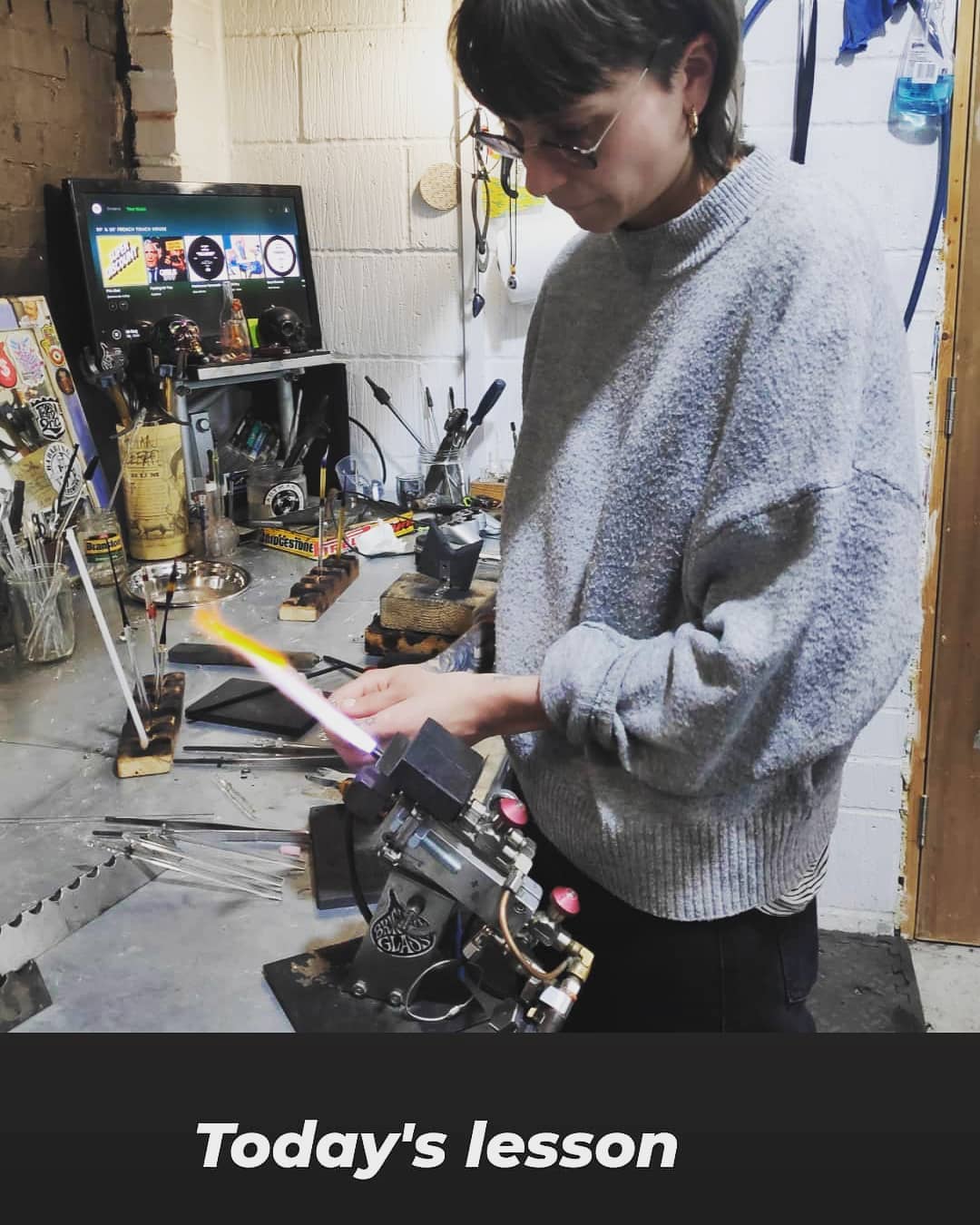 Flo returning for another lesson. We carried on build on the fundamentals today and she is picking it up fast...Fancy a go? ... Go to my site if u wanna book. Have a gud one & stay safe 💚🔥 #brightonglass #glassblowing #lampworking #glassofig #glass #glassart Brighton glass #bestofglass #newmakers #thingstodoinbrighton brightonglassblowing