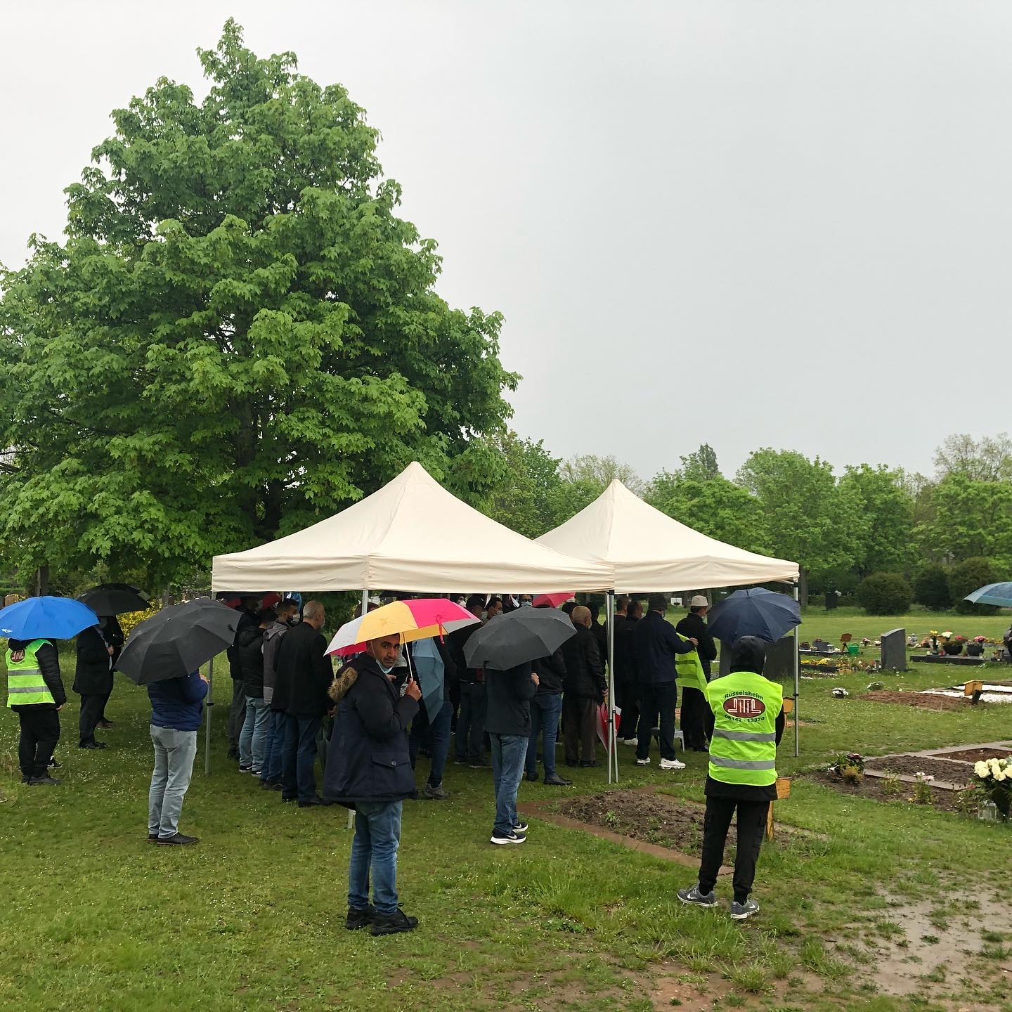 Arefe günü mezarlık ziyaretimizden kareler…
Bilder vom Besuch der muslimischen Grabstätte in Rüsselsheim.
#ditib
#ayasofya
#camii
#rüsselsheim
#main
#rüsselsheimammain
#hessen
#moschee
#islam
#muslim
#müslüman
#ramazan
#ramadan
#fastenmonat
#muslimeindeutschland
#muslime
#bayram
#eidmubarak
#eidalfitr
#ramazanbayramı
#friedhof
#grabstätte
#mezarlık