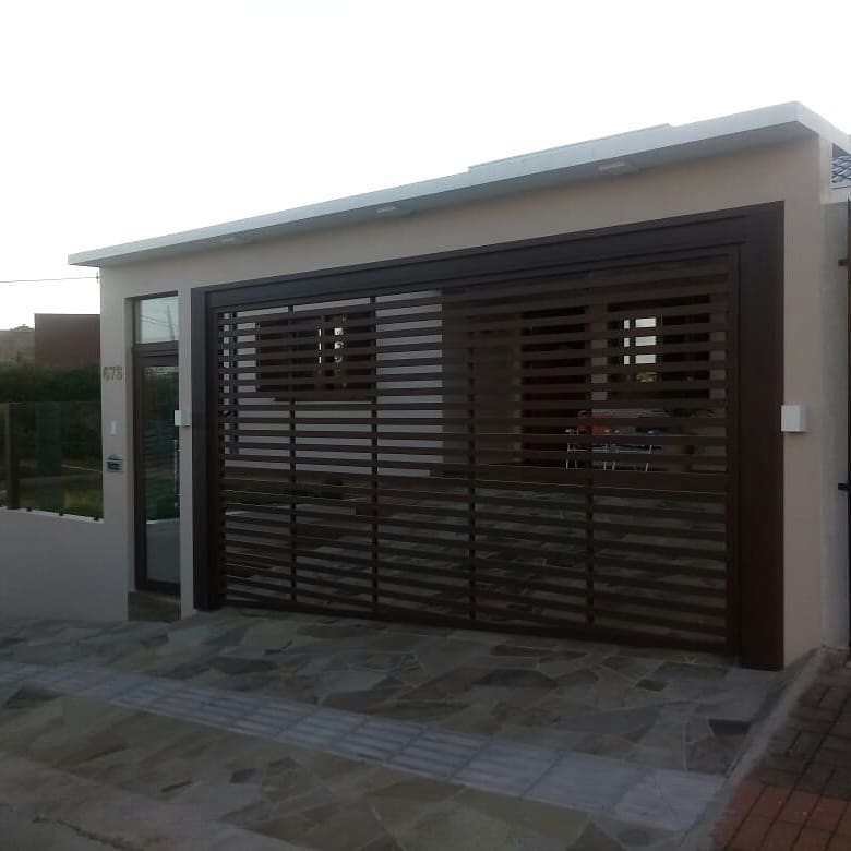 A cerca em vidro harmonizado com o portão em alumínio trouxe sofisticação visual e a valorização da fachada, ao mesmo tempo garantindo a segurança.
Obrigada @tonirepresentacoes por confiar em nosso trabalho.