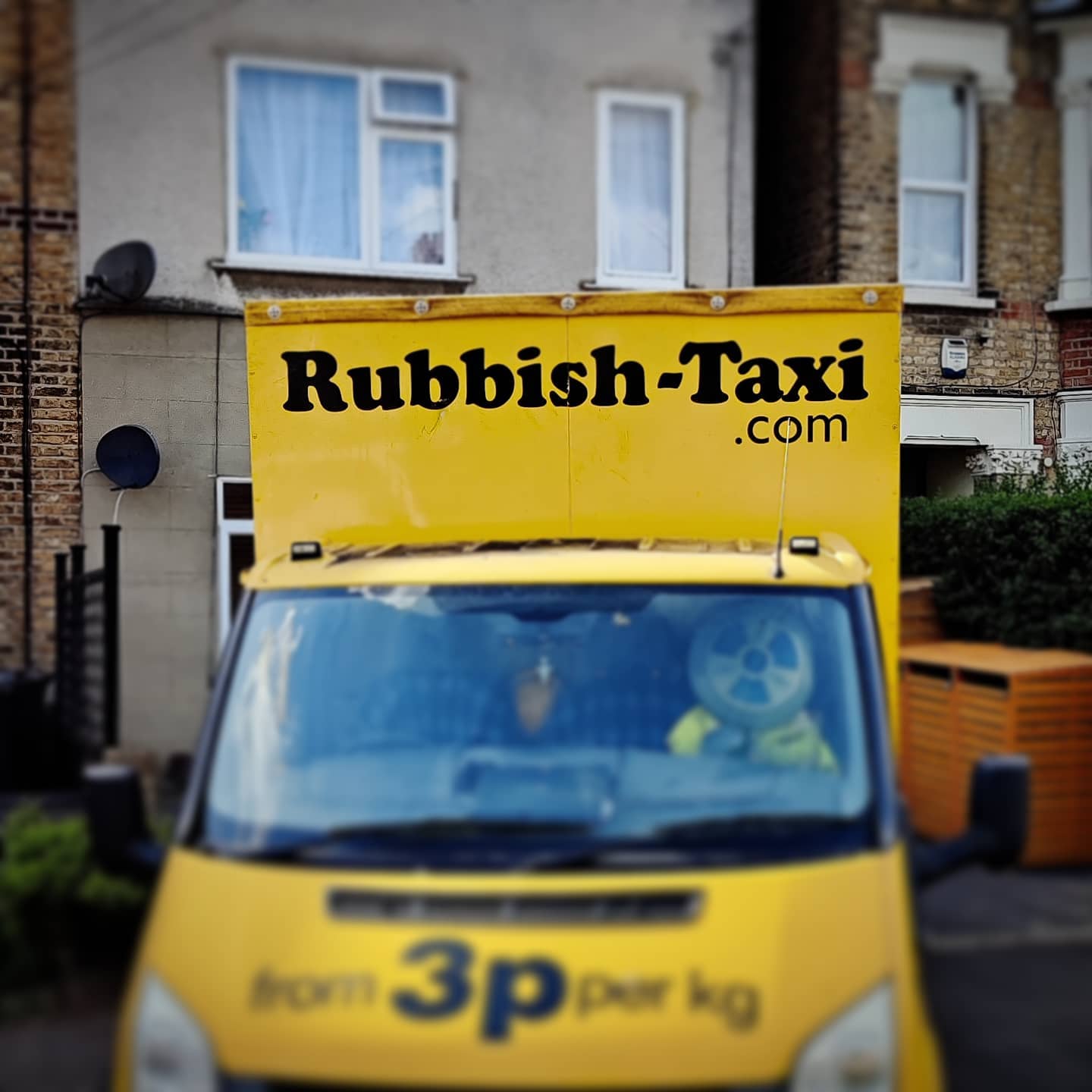 Don't put yourself down taxi, I'm sure you're perfectly adequate.
.
#SawThisAndThoughtOfYou #BelieveInYourself #OhItsATaxiForRubbish #IGetItNow #RubbishTaxi #Is3pPerKiloGood? #IThoughtTheyWereGoingToWeighMe #SeemsFattist #Copywriting #GoodCopywriting