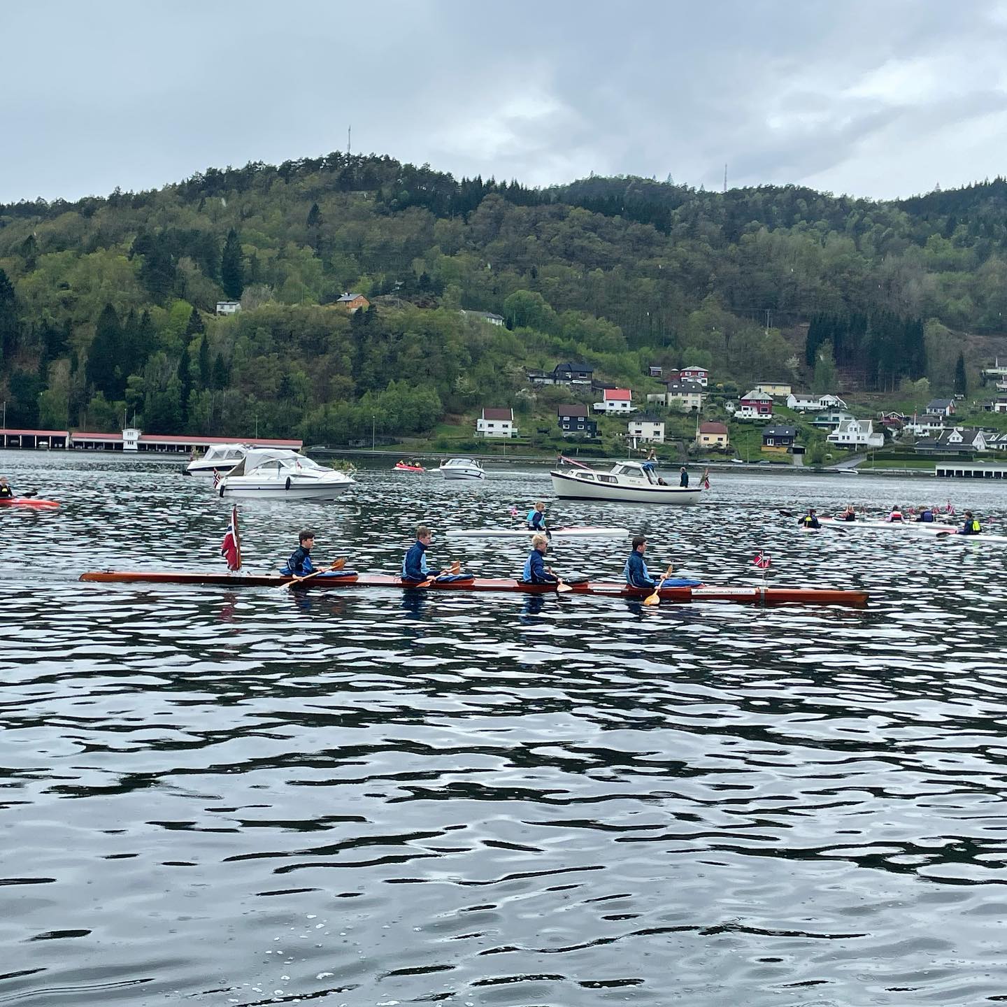 De gamle trebåtene er hentet fram i anledning årets 17. mai båt-kortesje #padleforbundet #kajakk #padling #17mai #flekkefjordkajakklubb #flekkefjord