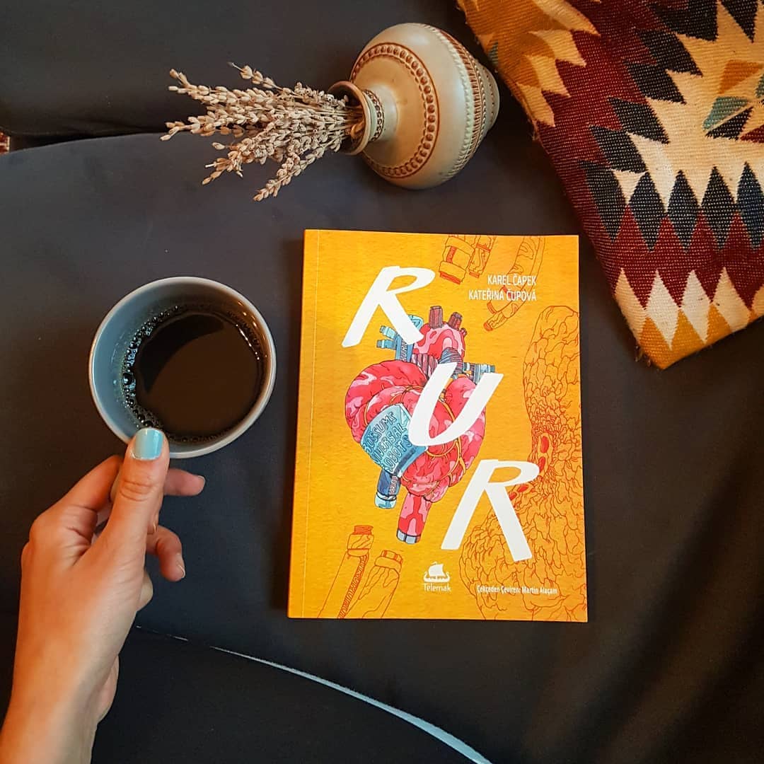 @aycati'dan RUR incelemesi 🤖
Yakın gelecekte makineler insanların işlerini elinden mi alacak? Hangi meslekler yok olacak? Robotlar insanlığın sonunu mu getirecek? Robot hakları diye bir şey var mıdır, varsa bu haklar nelerdir?
Özellikle yapay zekâ alanındaki gelişmelerin son hızla devam ettiği çağımızda, yukarıdakilere benzer tartışma konularını sıklıkla duyuyoruz. Bilim insanları bu konuda fikir beyan ediyor, bu sorulara dair makaleler kaleme alınıyor, programlarda tartışmalar yapılıyor.
Evet, bu sorular ve yapılan tartışmalar bizim için hayli alışılmış şeyler.
Ancak bundan bir asır önce insanların (en azından sıradan insanların) gündeminde olan konular arasında yer aldığını sanmıyorum.
Karel Ćapek'in tüm bu soruları irdeleyen R.U.R. (Rossum'un Üniversal Robotları) isimli tiyatro oyunu 1921 yılında ilk kez sahnelendiğinde de insanları hem dehşete düşürüyor hem de fazlasıyla ilgi çekiyor elbette.
Bu eser aynı zamanda robot kelimesini literatüre kazandıran eser olarak biliniyor.
Katerina Ćupovà, yazılışının 100.yılı anısına eseri çizgi romana uyarlıyor. Benim okuduğum eser de bu çizgi roman uyarlaması oldu.
Benim hayli keyif alarak okuduğum, bana "Ülkemizde de sahnelense de izleyebilsem." dedirten bir eser oldu R.U.R..
Özellikle bilim kurgu türünde okumalar yapmayı sevenlere gönül rahatlığıyla tavsiye edebilirim.
#kitap #okumahalleri #okudumbitti #kitaptavsiyesi #okudumokuyun #neokudum #kitapönerisi #kitapyorumu #okumakiptiladır #edebiyat #kitapalışverişi #book #booklove #booklover #okumak #booksofinstagram #instabook #bookphotography #rur #rossumuniversalrobots #karelcapek #kateřinacupová
Reposted from @aycati