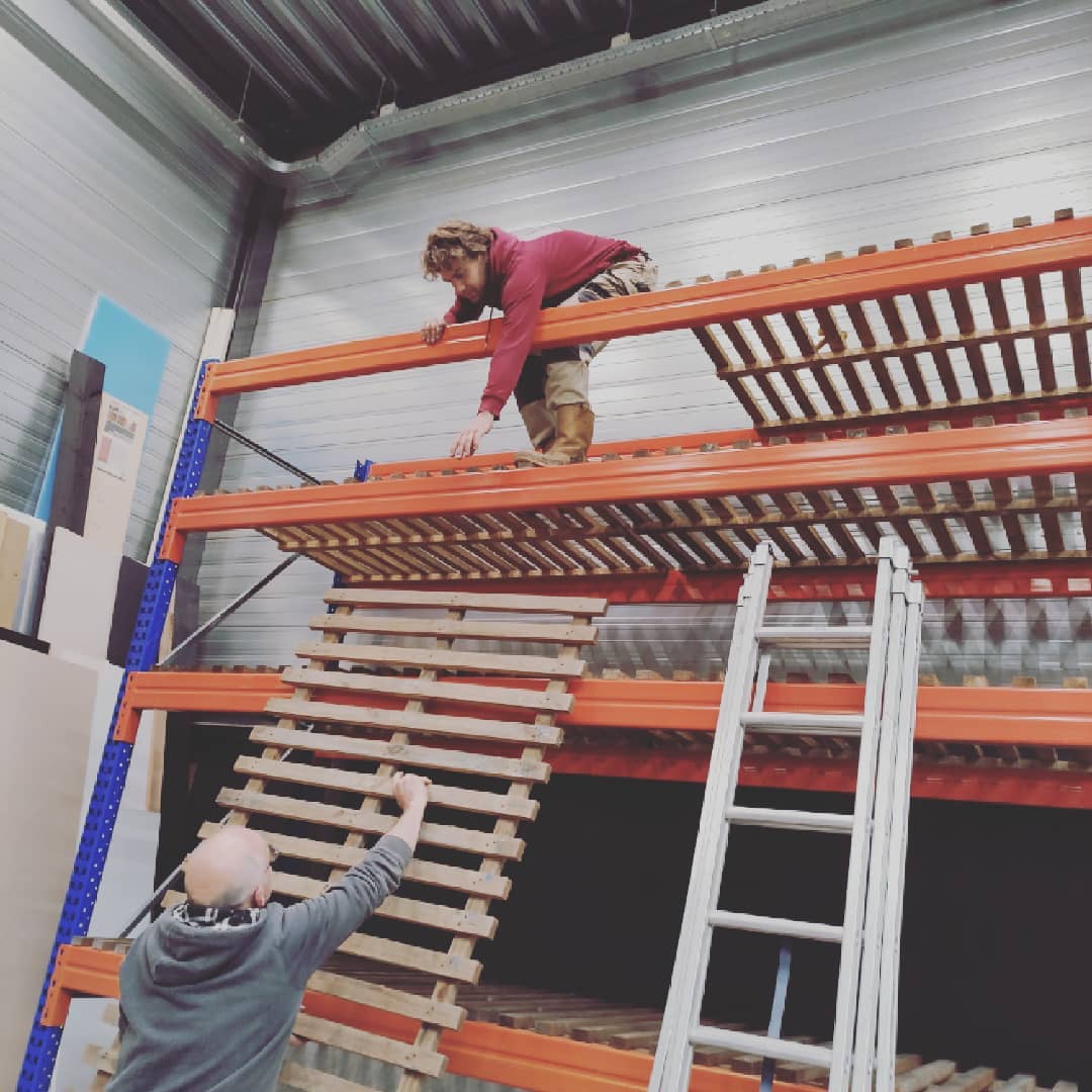 Mooie dag om een nieuwe stelling te bouwen in de werkplaats. #houtwerkplaats #meubelmaker #ameto #snijdthout #meubelsuitdiepenheim #meubelsopmaat #interieurbouw