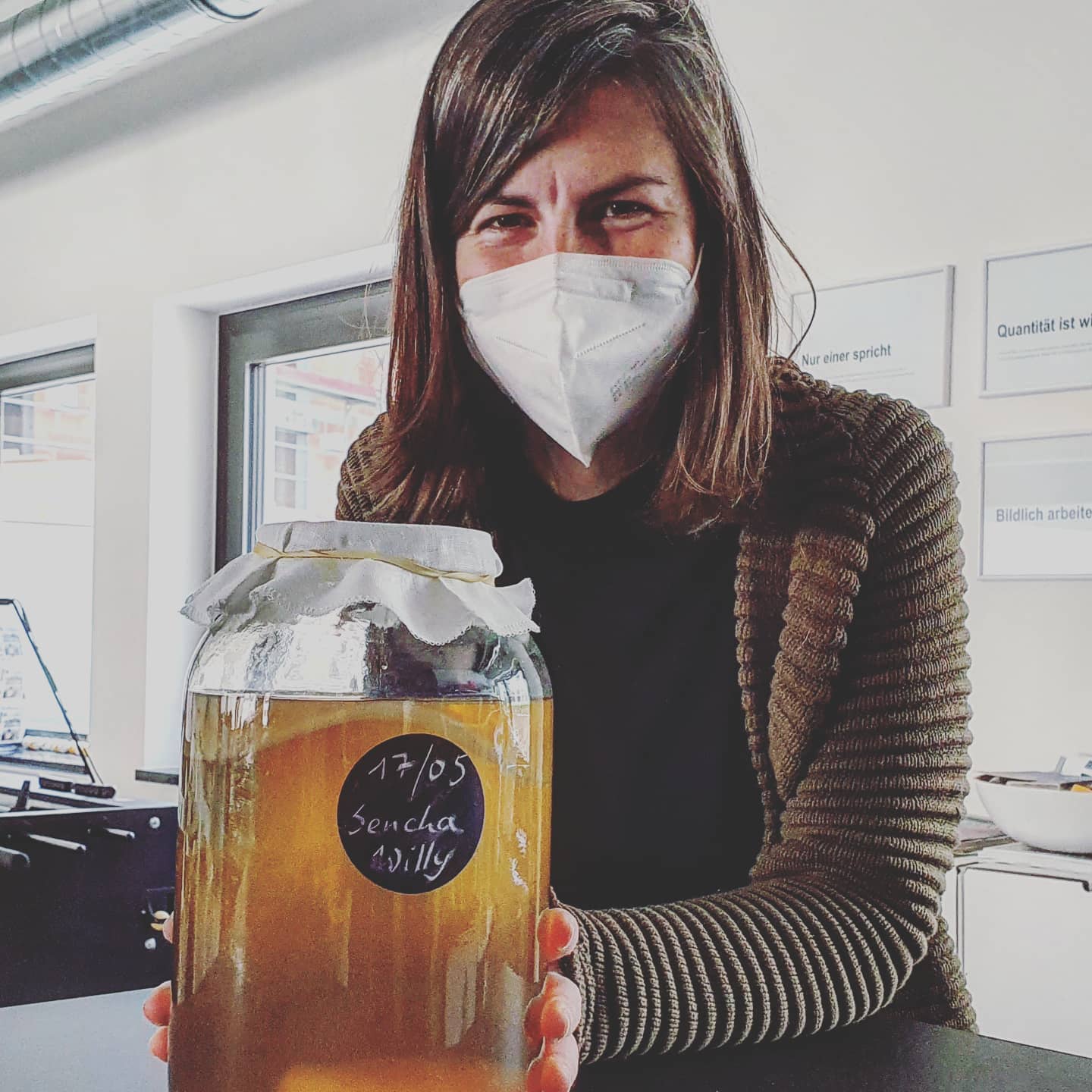 Freiraum für Experimente: Magda mit der ersten Generation 'Echtland Kombucha'. #coworkers #CowOrKing #coworkersbelike #pfaffenhofen