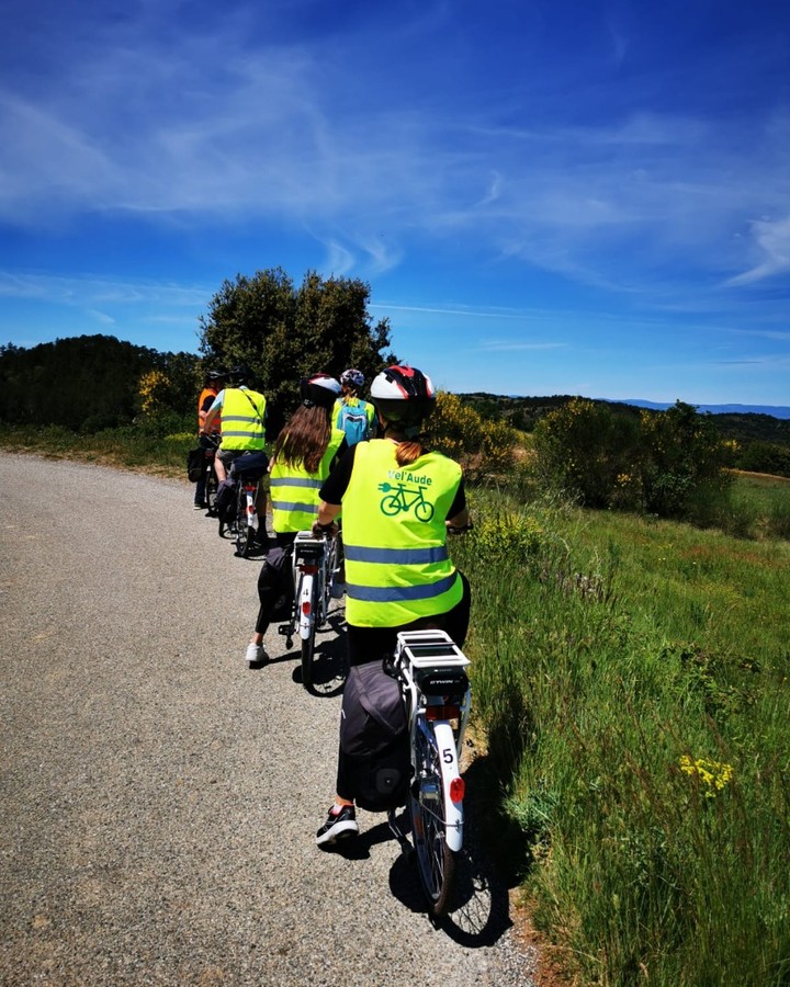 🚴♀️ Discover the Aude Region! / Découvrez l'Aude! / Ontdek de Aude!
🇬🇧 Renting a Vél'Aude e-bike is the best way to discover the tranquility of the beautiful vineyards. Taste Blanquette, the white sparkling wine, for which the region is famous, at one of the wineries on the route. With the fresh air, beautiful chateaux, good restaurants, delicious food, and fantastic scenery, a bike ride is an unforgettable experience!
🇫🇷 Une VAE Vél'Aude est le meilleur moyen de découvrir la tranquillité de ces magnifiques vignobles. Dégustez la Blanquette dans l'un des domaines viticoles de l'itinéraire. Avec l'air frais, les beaux châteaux, les restaurants, et les paysages fantastiques, une promenade à vélo est une expérience inoubliable!
🇳🇱 Een Vél'Aude e-bike is de beste manier om de rust van de prachtige wijngaarden te ontdekken. Proef Blanquette, de witte mousserende wijn, waar de regio om bekend staat, bij een van de wijnmakerijen op de route. Met de frisse lucht, mooie chateaux, goede restaurants, heerlijk eten en fantastische landschappen, is een fietstocht een onvergetelijke ervaring!
#Limoux #limouxtourisme #Aude #audetourisme #ebike #ebikeadventures