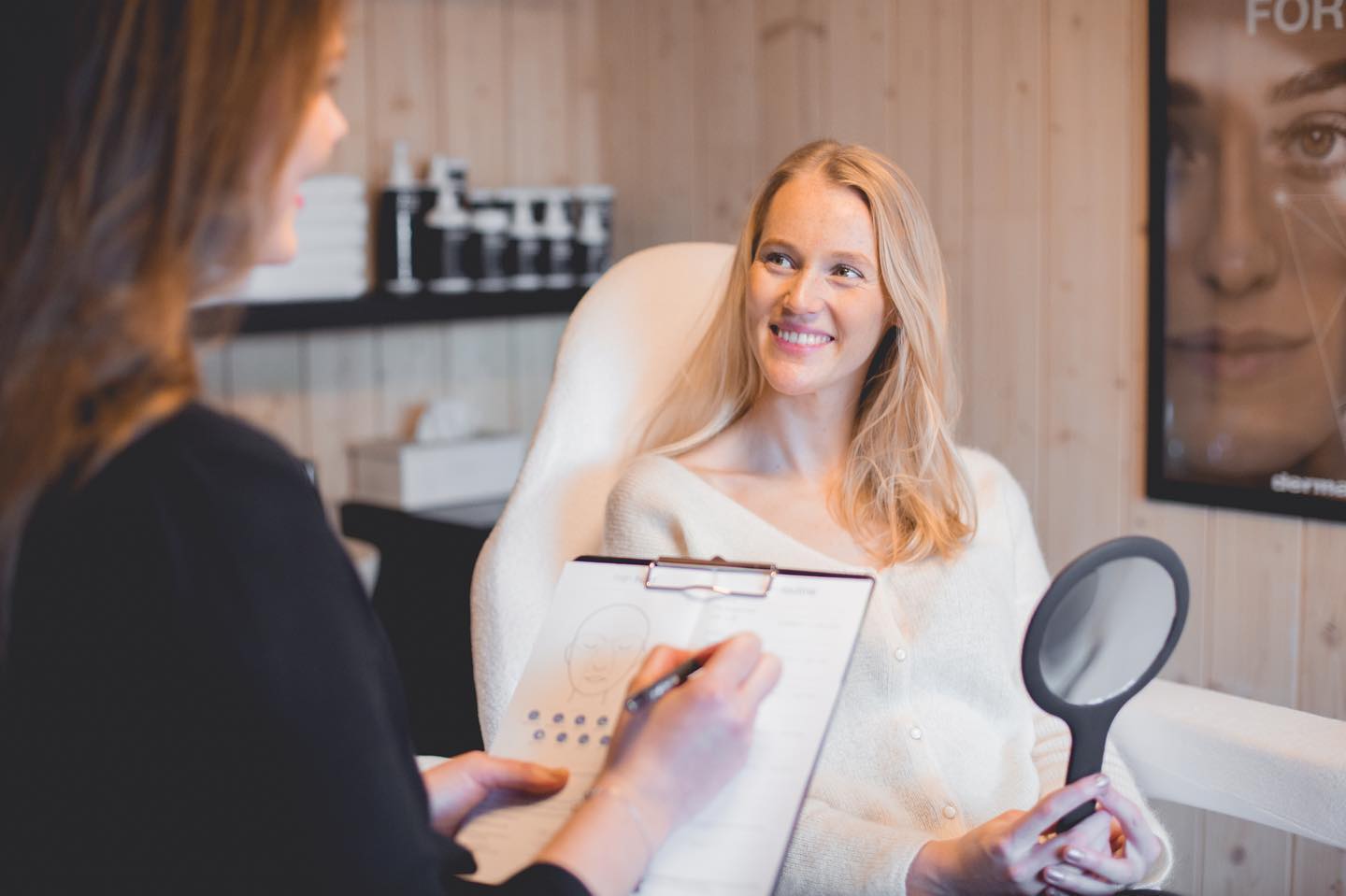 🔎 Heb jij je huid al eens laten analyseren?
Tijdens de FaceFit behandeling wordt je huid van dichterbij bekeken.
Naast een huidanalyse en adviesgesprek, worden professionele producten ingezet tijdens een "mini gelaatsverzorging", waardoor je huid een boost krijgt aan verzorging, met een stralende huid als gevolg.
Deze behandeling is ook perfect indien u op zoek bent naar nieuwe producten die specifiek voor úw huidtype of huidproblemen geschikt zijn. Hierbij krijgt u persoonlijk en deskundig advies terwijl u de producten zelf op uw huid kunt ervaren.
Na afloop ontvangt u een persoonlijk Skin Fitness Plan met product- en behandeladvies voor jouw ideale skincare routine.
Boeken kan online op beautybyeline.be of telefonisch op 0479 30 33 15.
