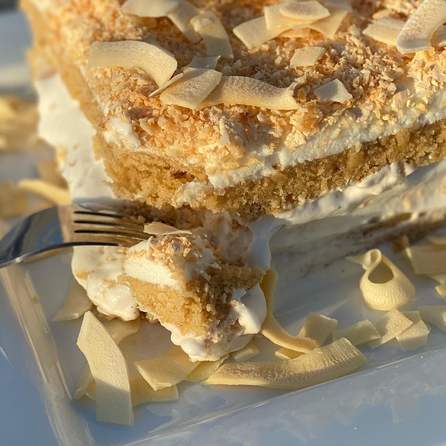 Did we hook you with that banana/bread dough hook? 😉😉 we kill ourselves! In case you want to up your banana baking game from just bread we are reposting our entry from the #coconutloverscollab hosted by @trangskitchentable and @annsbites why? The secret backup team player was banana! Check @sarahjampel recipe for The World’s Best Cake. Yes these sexy layers can also be yours…. Shout out to @dangfoods coconut chips for crowning our cake.
#bananabread #bananahook #coconutbananacake